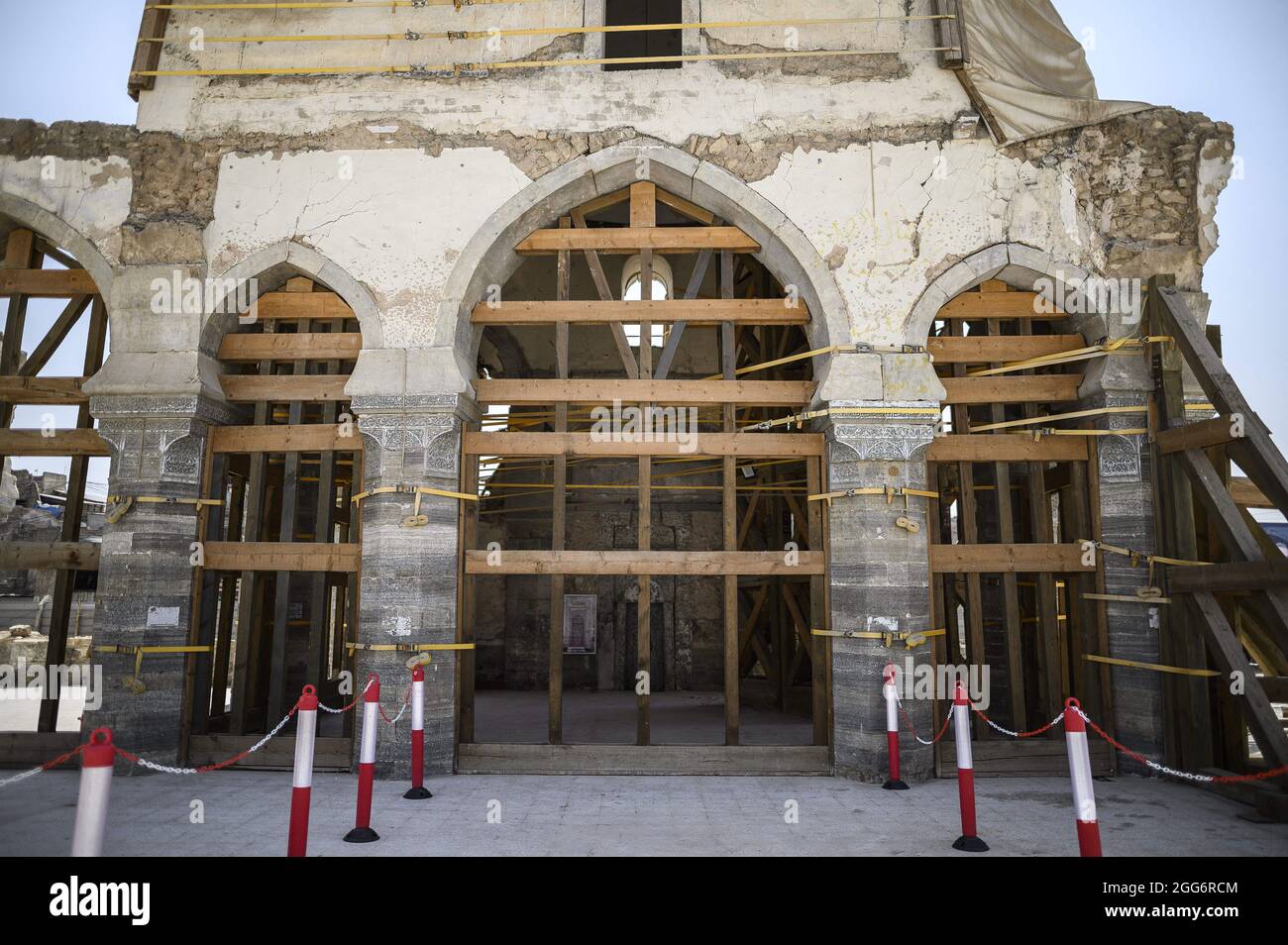Le président français Emmanuel Macron (C) visite la mosquée Al-Nuri dans la deuxième ville irakienne de Mossoul, dans la province de Ninive, au nord du pays, le 29 août 2021. Macron, qui est en visite officielle en Irak, a fait un arrêt sur le site de la mosquée Al-Nuri de Mossoul, où le dirigeant de l'État islamique (EI) Abu Bakr al-Baghdadi avait déclaré l'établissement d'un « califat » en 2014Photo par Eliot Blondt/ABACAPRESS.COM. Banque D'Images