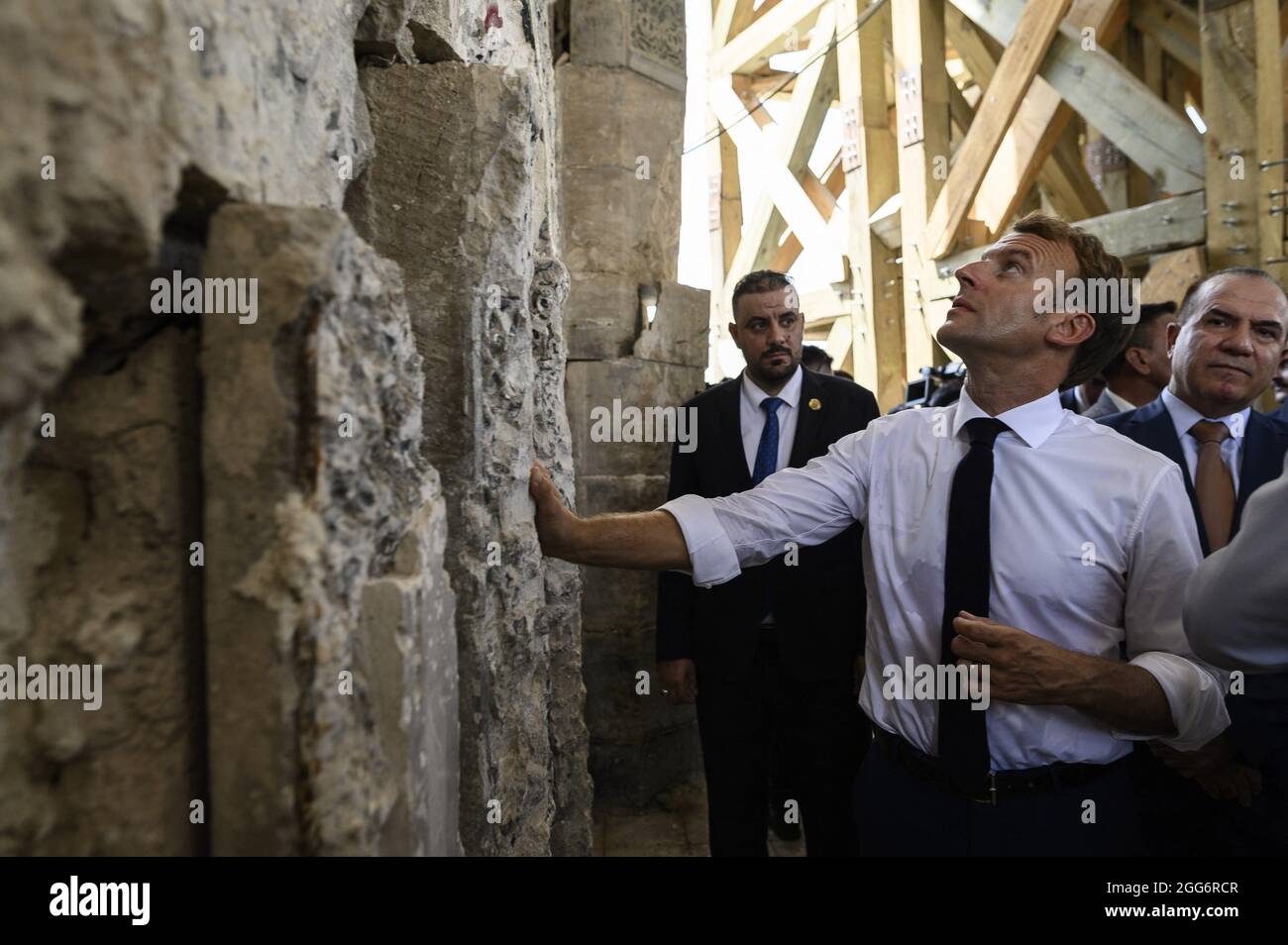 Le président français Emmanuel Macron (C) visite la mosquée Al-Nuri dans la deuxième ville irakienne de Mossoul, dans la province de Ninive, au nord du pays, le 29 août 2021. Macron, qui est en visite officielle en Irak, a fait un arrêt sur le site de la mosquée Al-Nuri de Mossoul, où le dirigeant de l'État islamique (EI) Abu Bakr al-Baghdadi avait déclaré l'établissement d'un « califat » en 2014Photo par Eliot Blondt/ABACAPRESS.COM. Banque D'Images