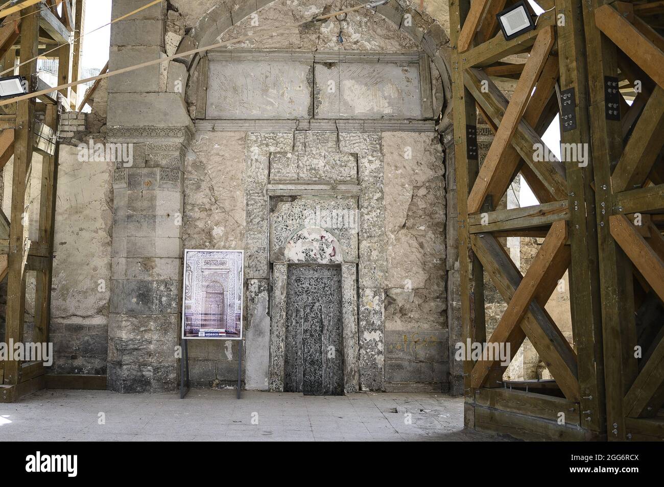 Le président français Emmanuel Macron (C) visite la mosquée Al-Nuri dans la deuxième ville irakienne de Mossoul, dans la province de Ninive, au nord du pays, le 29 août 2021. Macron, qui est en visite officielle en Irak, a fait un arrêt sur le site de la mosquée Al-Nuri de Mossoul, où le dirigeant de l'État islamique (EI) Abu Bakr al-Baghdadi avait déclaré l'établissement d'un « califat » en 2014Photo par Eliot Blondt/ABACAPRESS.COM. Banque D'Images