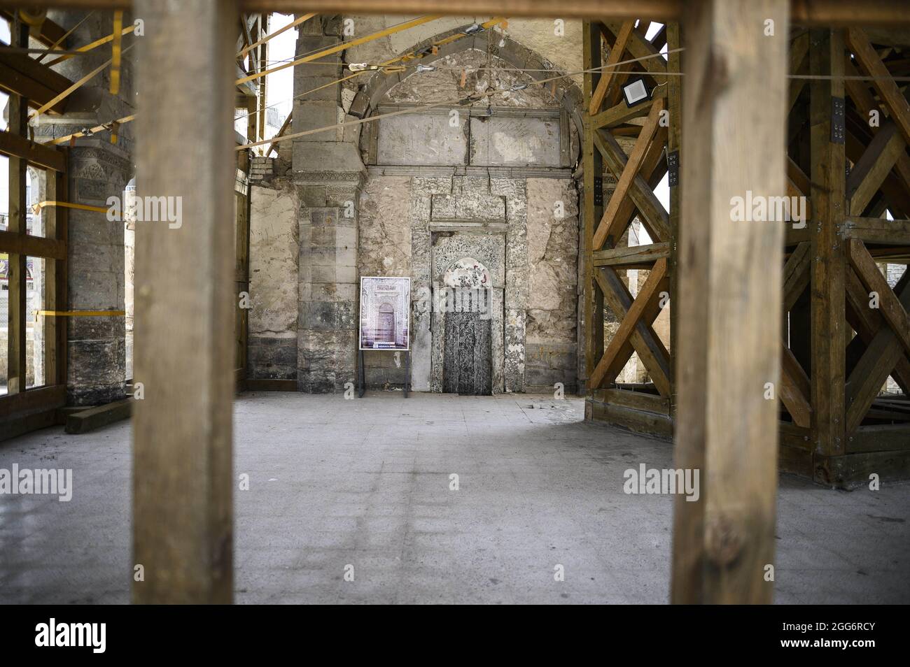 Le président français Emmanuel Macron (C) visite la mosquée Al-Nuri dans la deuxième ville irakienne de Mossoul, dans la province de Ninive, au nord du pays, le 29 août 2021. Macron, qui est en visite officielle en Irak, a fait un arrêt sur le site de la mosquée Al-Nuri de Mossoul, où le dirigeant de l'État islamique (EI) Abu Bakr al-Baghdadi avait déclaré l'établissement d'un « califat » en 2014Photo par Eliot Blondt/ABACAPRESS.COM. Banque D'Images