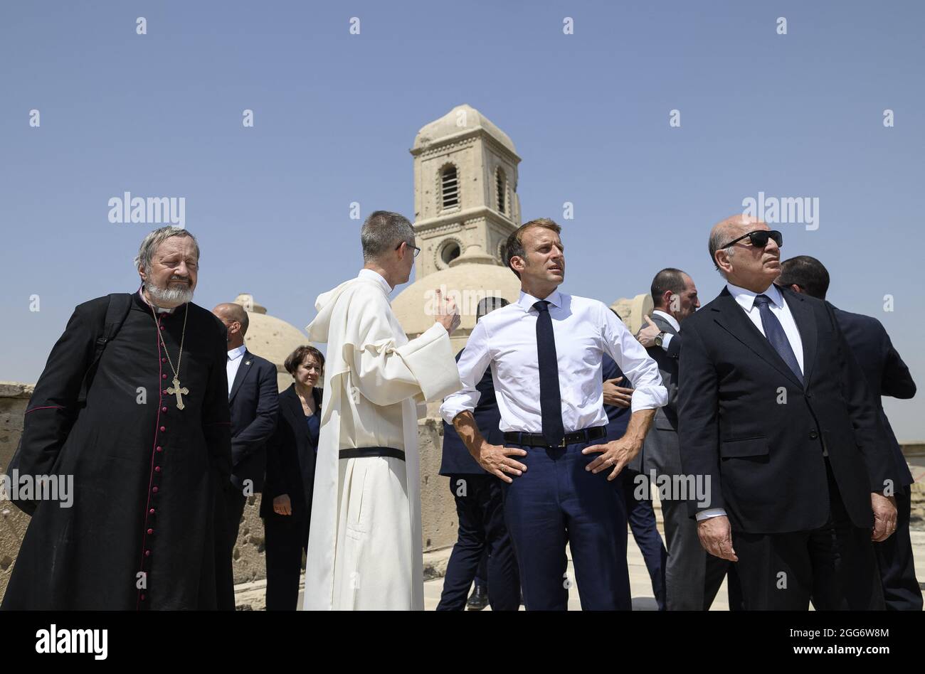 Le président français Emmanuel Macron visite l'église notre-Dame de l'heure avec le père dominicain Olivier Poquillon dans la deuxième ville irakienne de Mossoul, dans la province de Ninive, au nord du pays, le 29 août 2021. Photo par Eliot Blondt/ABACAPRESS.COM. Banque D'Images