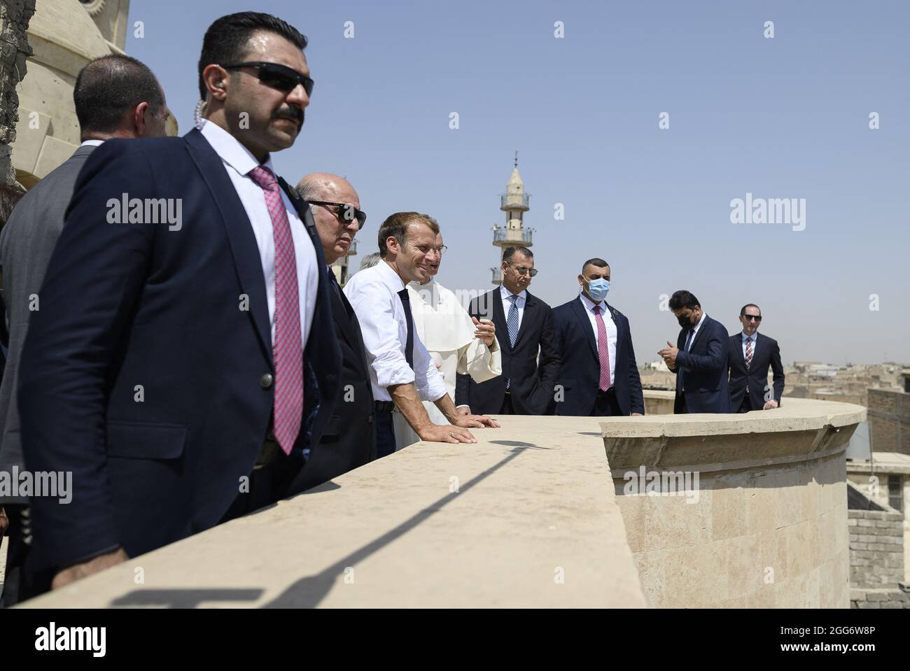 Le président français Emmanuel Macron visite l'église notre-Dame de l'heure avec le père dominicain Olivier Poquillon dans la deuxième ville irakienne de Mossoul, dans la province de Ninive, au nord du pays, le 29 août 2021. Photo par Eliot Blondt/ABACAPRESS.COM. Banque D'Images