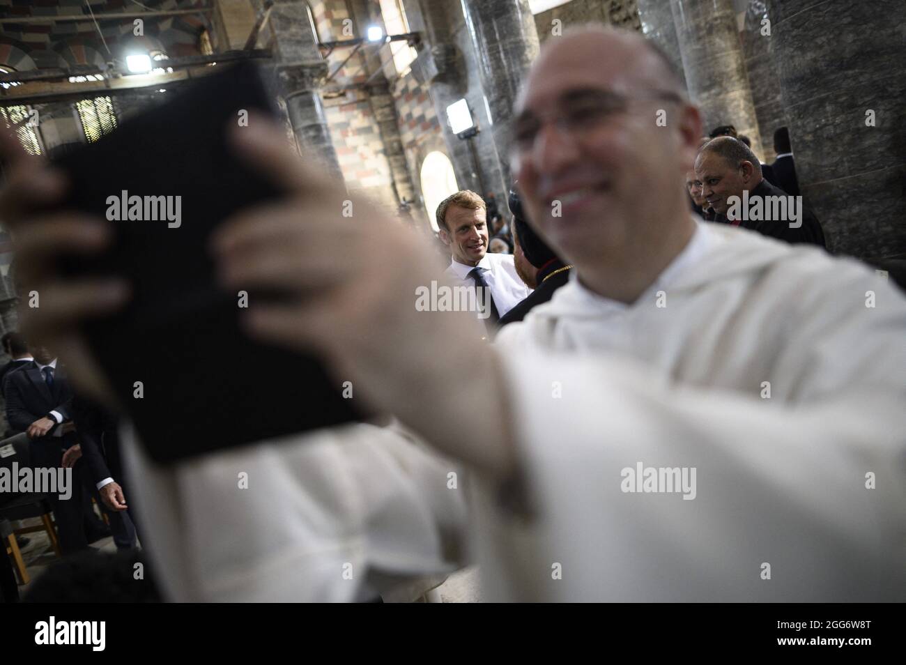 Le président français Emmanuel Macron parle avec les prêtres lors d'une visite de l'église notre-Dame de l'heure dans la deuxième ville irakienne de Mossoul, dans la province de Ninive, au nord du pays, le 29 août 2021. Photo par Eliot Blondt/ABACAPRESS.COM. Banque D'Images