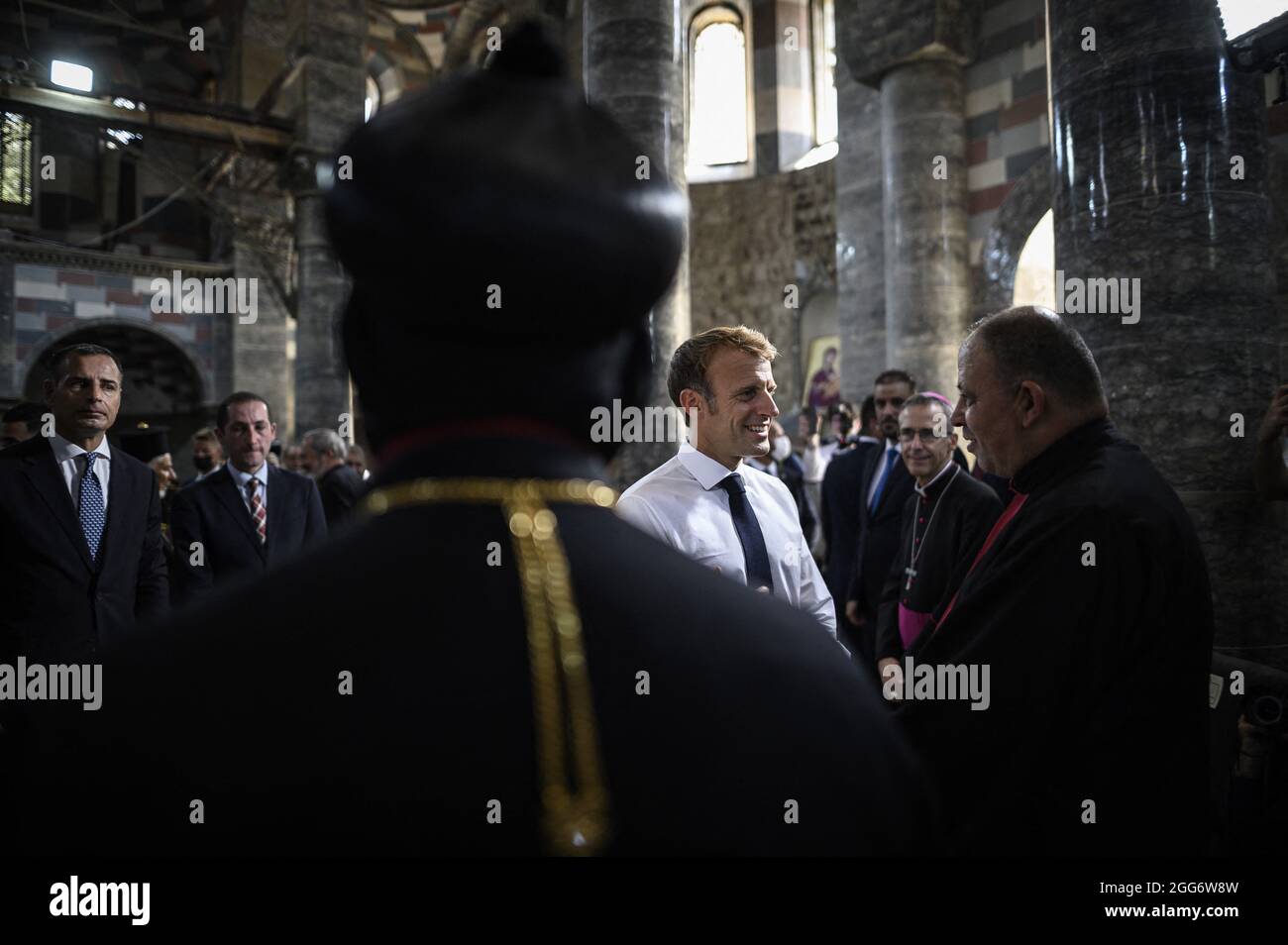 Le président français Emmanuel Macron parle avec les prêtres lors d'une visite de l'église notre-Dame de l'heure dans la deuxième ville irakienne de Mossoul, dans la province de Ninive, au nord du pays, le 29 août 2021. Photo par Eliot Blondt/ABACAPRESS.COM. Banque D'Images