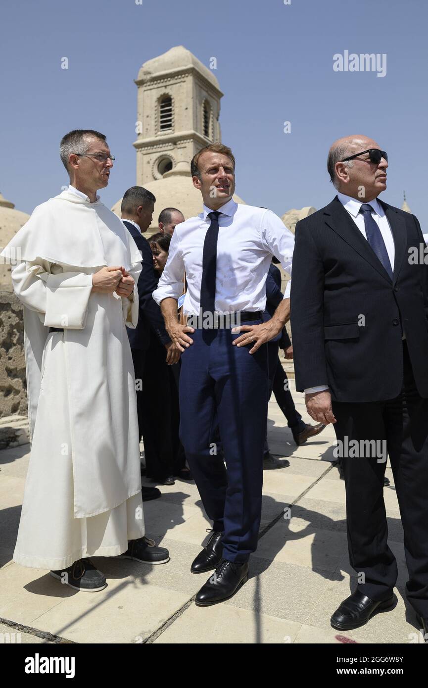 Le président français Emmanuel Macron visite l'église notre-Dame de l'heure avec le père dominicain Olivier Poquillon dans la deuxième ville irakienne de Mossoul, dans la province de Ninive, au nord du pays, le 29 août 2021. Photo par Eliot Blondt/ABACAPRESS.COM. Banque D'Images