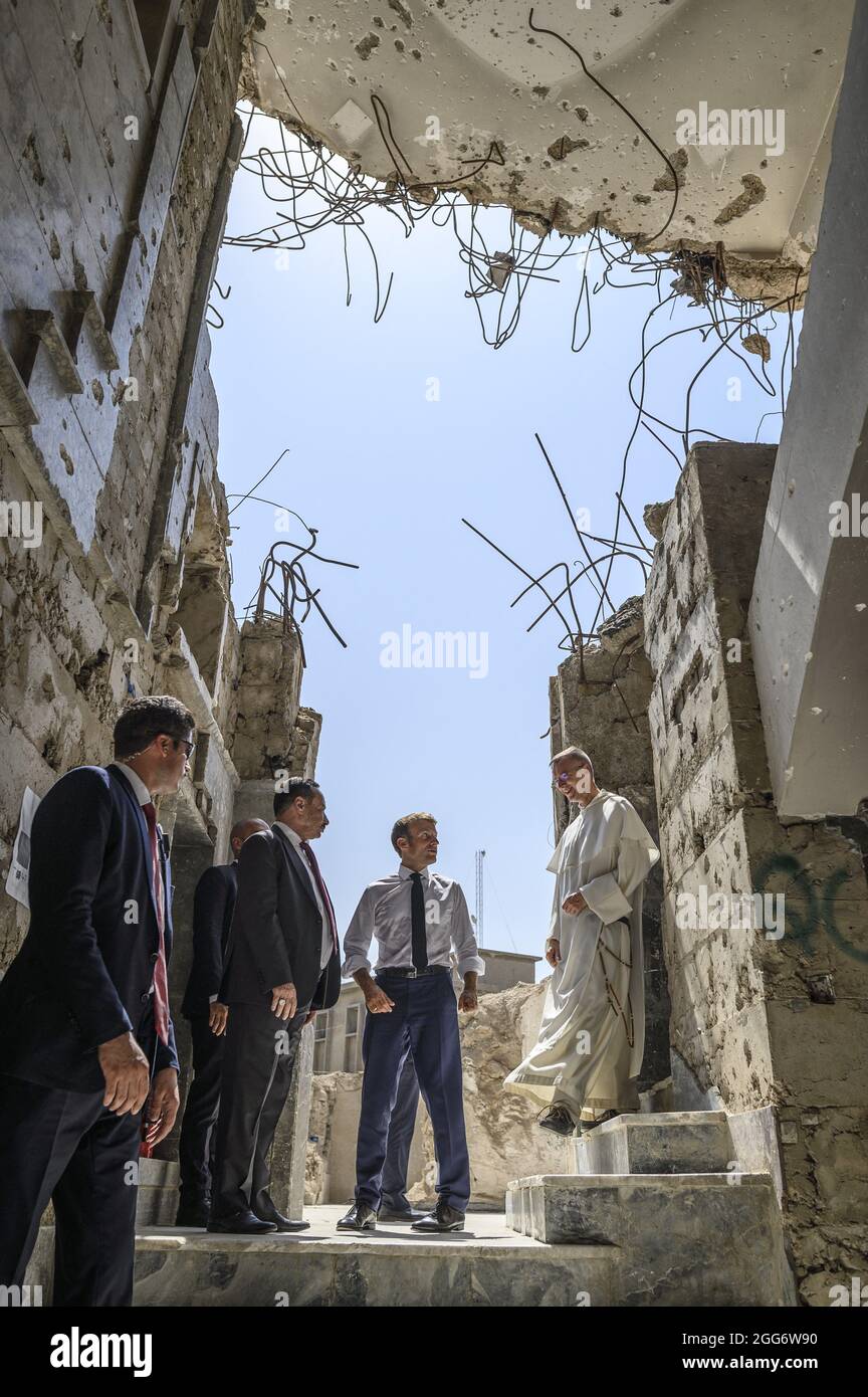 Le président français Emmanuel Macron visite l'église notre-Dame de l'heure avec le père dominicain Olivier Poquillon dans la deuxième ville irakienne de Mossoul, dans la province de Ninive, au nord du pays, le 29 août 2021. Photo par Eliot Blondt/ABACAPRESS.COM. Banque D'Images