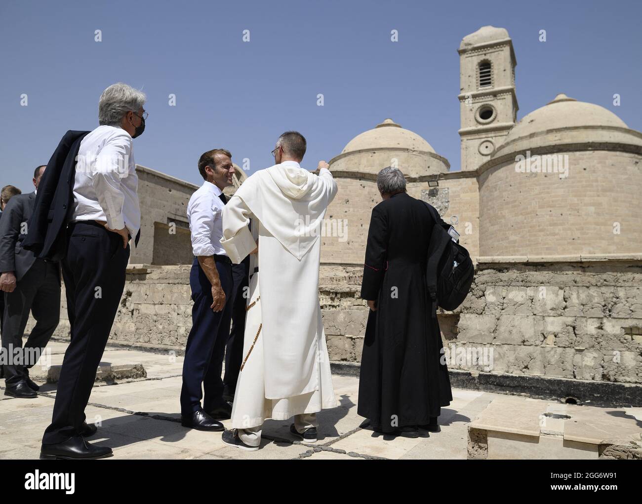 Le président français Emmanuel Macron visite l'église notre-Dame de l'heure avec le père dominicain Olivier Poquillon dans la deuxième ville irakienne de Mossoul, dans la province de Ninive, au nord du pays, le 29 août 2021. Photo par Eliot Blondt/ABACAPRESS.COM. Banque D'Images