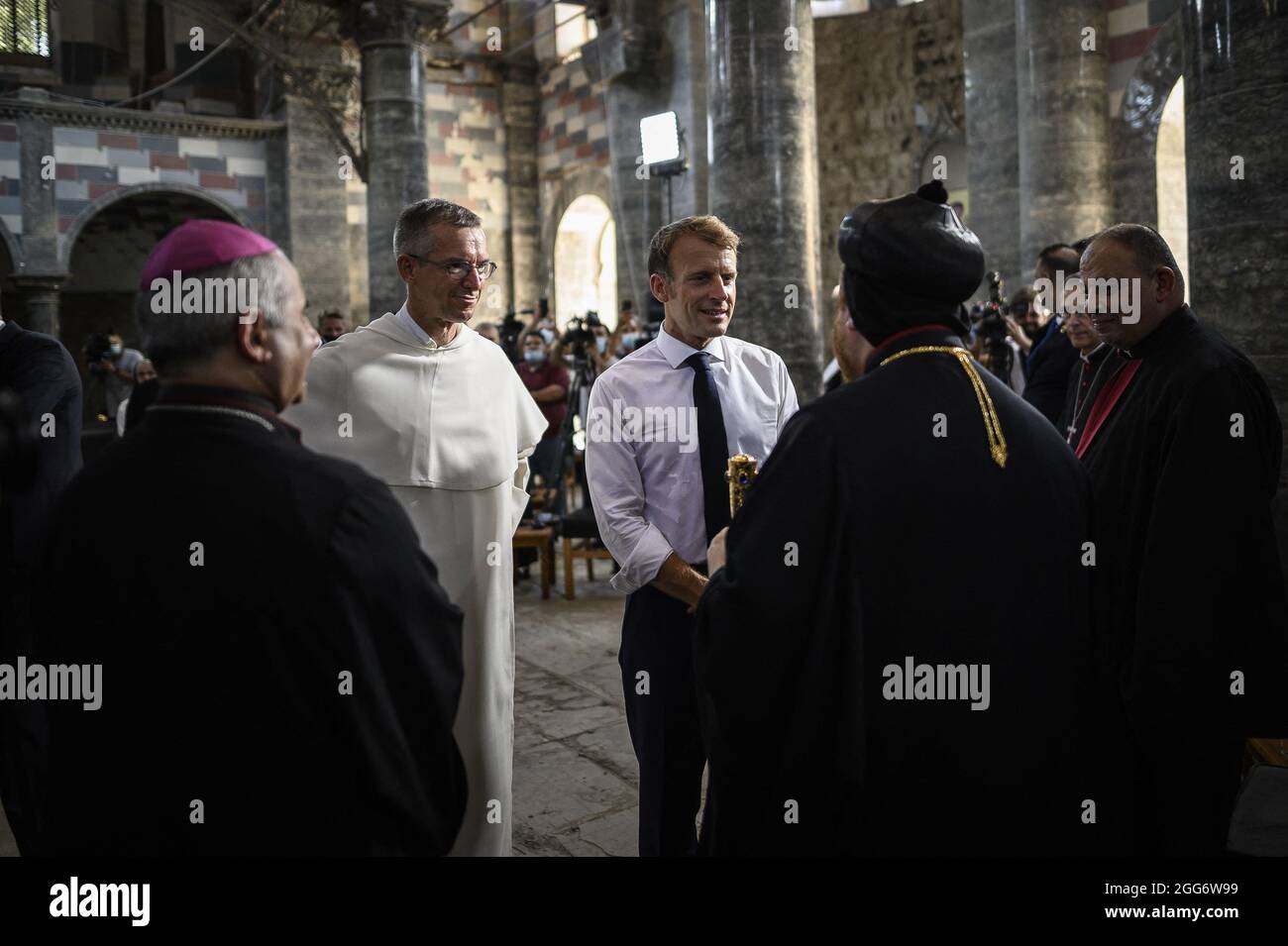 Le président français Emmanuel Macron parle avec les prêtres lors d'une visite de l'église notre-Dame de l'heure dans la deuxième ville irakienne de Mossoul, dans la province de Ninive, au nord du pays, le 29 août 2021. Photo par Eliot Blondt/ABACAPRESS.COM. Banque D'Images