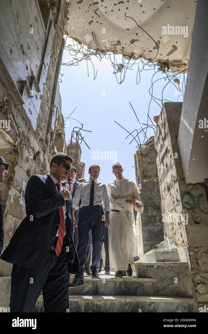 Le président français Emmanuel Macron visite l'église notre-Dame de l'heure avec le père dominicain Olivier Poquillon dans la deuxième ville irakienne de Mossoul, dans la province de Ninive, au nord du pays, le 29 août 2021. Photo par Eliot Blondt/ABACAPRESS.COM. Banque D'Images