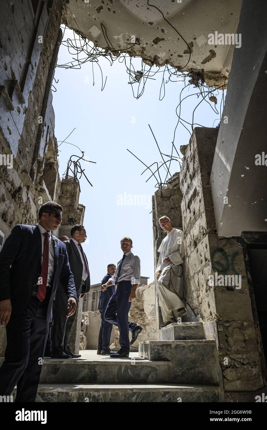 Le président français Emmanuel Macron visite l'église notre-Dame de l'heure avec le père dominicain Olivier Poquillon dans la deuxième ville irakienne de Mossoul, dans la province de Ninive, au nord du pays, le 29 août 2021. Photo par Eliot Blondt/ABACAPRESS.COM. Banque D'Images