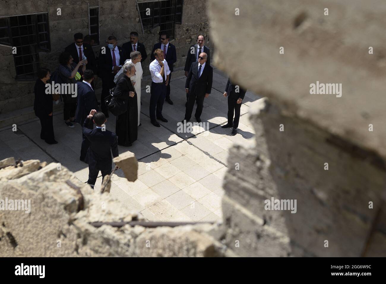 Le président français Emmanuel Macron visite l'église notre-Dame de l'heure avec le père dominicain Olivier Poquillon dans la deuxième ville irakienne de Mossoul, dans la province de Ninive, au nord du pays, le 29 août 2021. Photo par Eliot Blondt/ABACAPRESS.COM. Banque D'Images