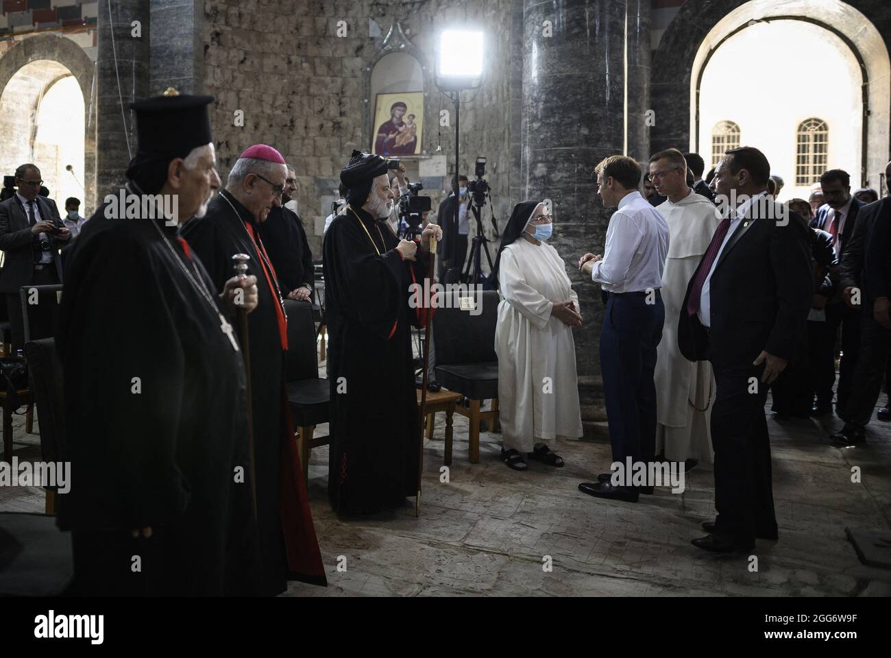 Le président français Emmanuel Macron parle avec les prêtres lors d'une visite de l'église notre-Dame de l'heure dans la deuxième ville irakienne de Mossoul, dans la province de Ninive, au nord du pays, le 29 août 2021. Photo par Eliot Blondt/ABACAPRESS.COM. Banque D'Images