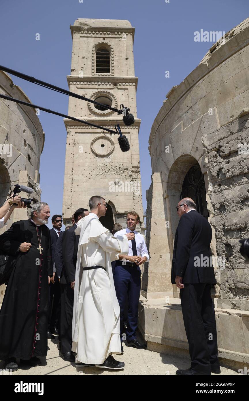 Le président français Emmanuel Macron visite l'église notre-Dame de l'heure avec le père dominicain Olivier Poquillon dans la deuxième ville irakienne de Mossoul, dans la province de Ninive, au nord du pays, le 29 août 2021. Photo par Eliot Blondt/ABACAPRESS.COM. Banque D'Images