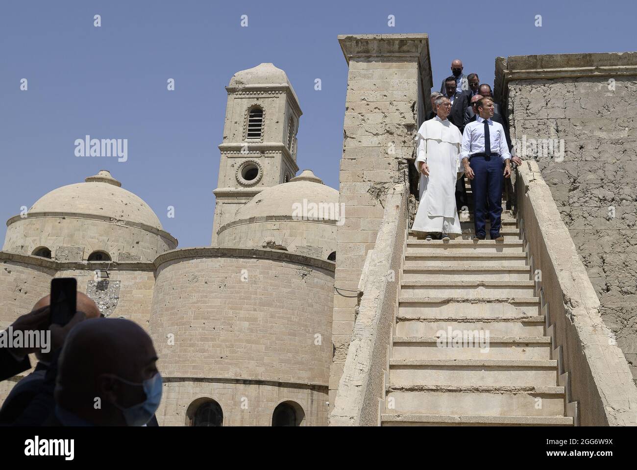 Le président français Emmanuel Macron visite l'église notre-Dame de l'heure avec le père dominicain Olivier Poquillon dans la deuxième ville irakienne de Mossoul, dans la province de Ninive, au nord du pays, le 29 août 2021. Photo par Eliot Blondt/ABACAPRESS.COM. Banque D'Images