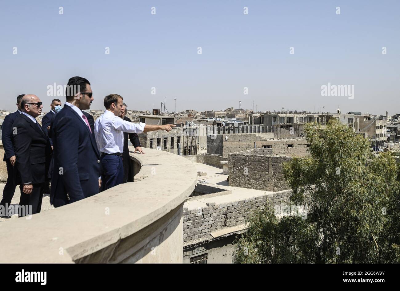 Le président français Emmanuel Macron visite l'église notre-Dame de l'heure avec le père dominicain Olivier Poquillon dans la deuxième ville irakienne de Mossoul, dans la province de Ninive, au nord du pays, le 29 août 2021. Photo par Eliot Blondt/ABACAPRESS.COM. Banque D'Images