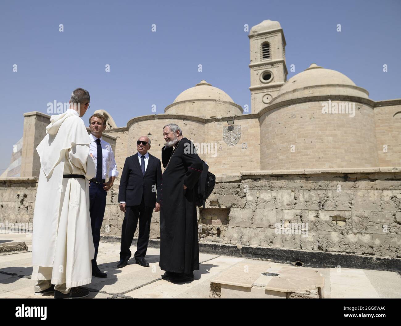 Le président français Emmanuel Macron visite l'église notre-Dame de l'heure avec le père dominicain Olivier Poquillon dans la deuxième ville irakienne de Mossoul, dans la province de Ninive, au nord du pays, le 29 août 2021. Photo par Eliot Blondt/ABACAPRESS.COM. Banque D'Images