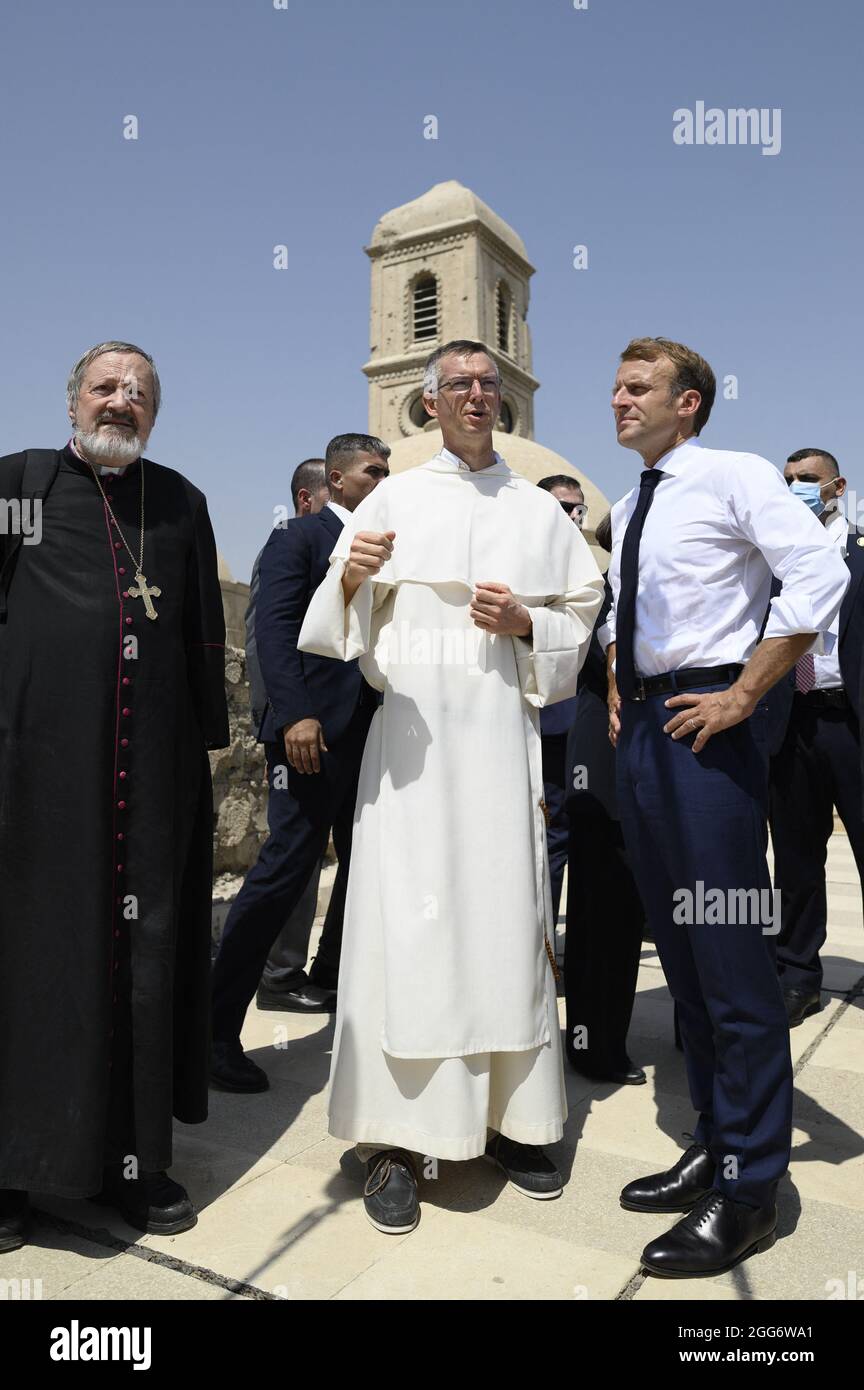 Le président français Emmanuel Macron visite l'église notre-Dame de l'heure avec le père dominicain Olivier Poquillon dans la deuxième ville irakienne de Mossoul, dans la province de Ninive, au nord du pays, le 29 août 2021. Photo par Eliot Blondt/ABACAPRESS.COM. Banque D'Images