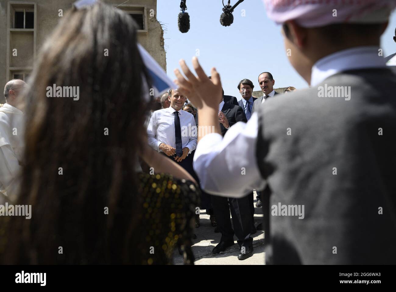 Le président français Emmanuel Macron visite l'église notre-Dame de l'heure avec le père dominicain Olivier Poquillon dans la deuxième ville irakienne de Mossoul, dans la province de Ninive, au nord du pays, le 29 août 2021. Photo par Eliot Blondt/ABACAPRESS.COM. Banque D'Images