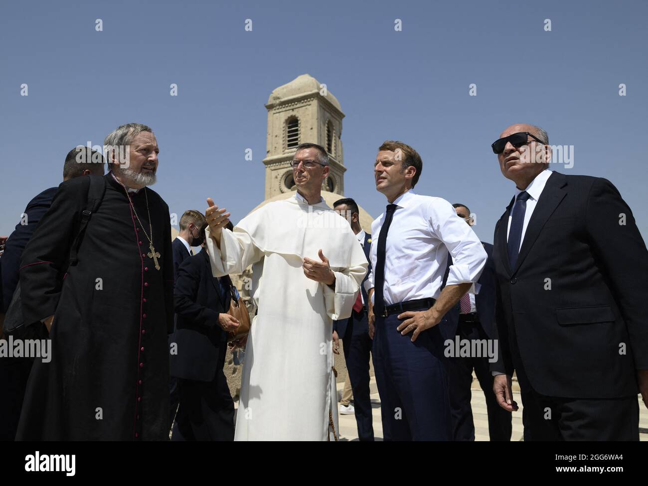 Le président français Emmanuel Macron visite l'église notre-Dame de l'heure avec le père dominicain Olivier Poquillon dans la deuxième ville irakienne de Mossoul, dans la province de Ninive, au nord du pays, le 29 août 2021. Photo par Eliot Blondt/ABACAPRESS.COM. Banque D'Images