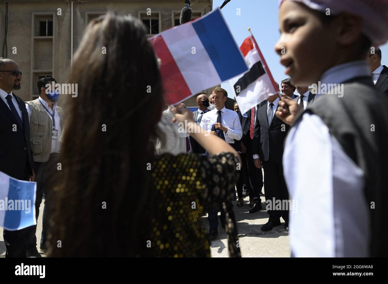 Le président français Emmanuel Macron visite l'église notre-Dame de l'heure avec le père dominicain Olivier Poquillon dans la deuxième ville irakienne de Mossoul, dans la province de Ninive, au nord du pays, le 29 août 2021. Photo par Eliot Blondt/ABACAPRESS.COM. Banque D'Images