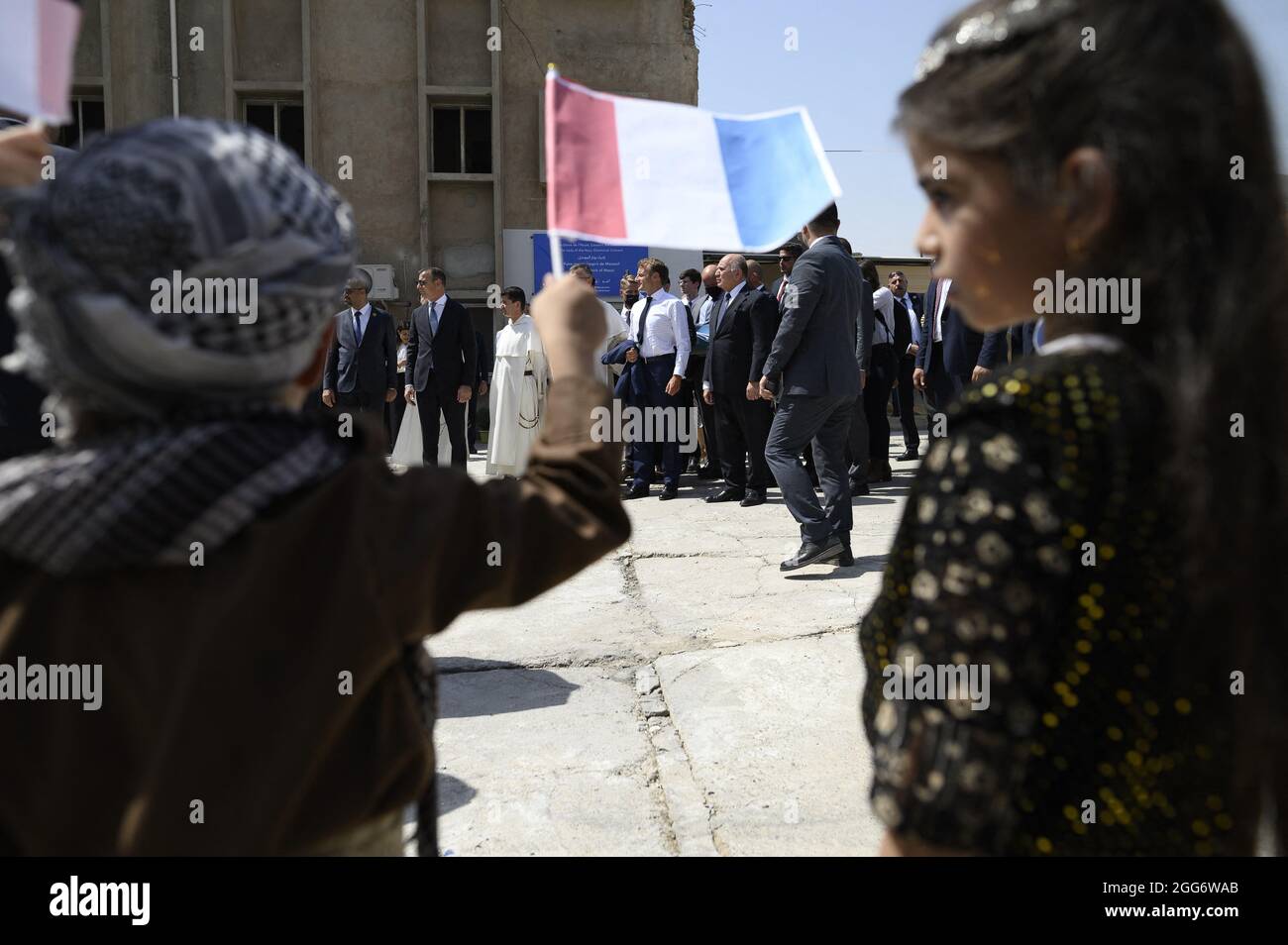 Le président français Emmanuel Macron visite l'église notre-Dame de l'heure avec le père dominicain Olivier Poquillon dans la deuxième ville irakienne de Mossoul, dans la province de Ninive, au nord du pays, le 29 août 2021. Photo par Eliot Blondt/ABACAPRESS.COM. Banque D'Images