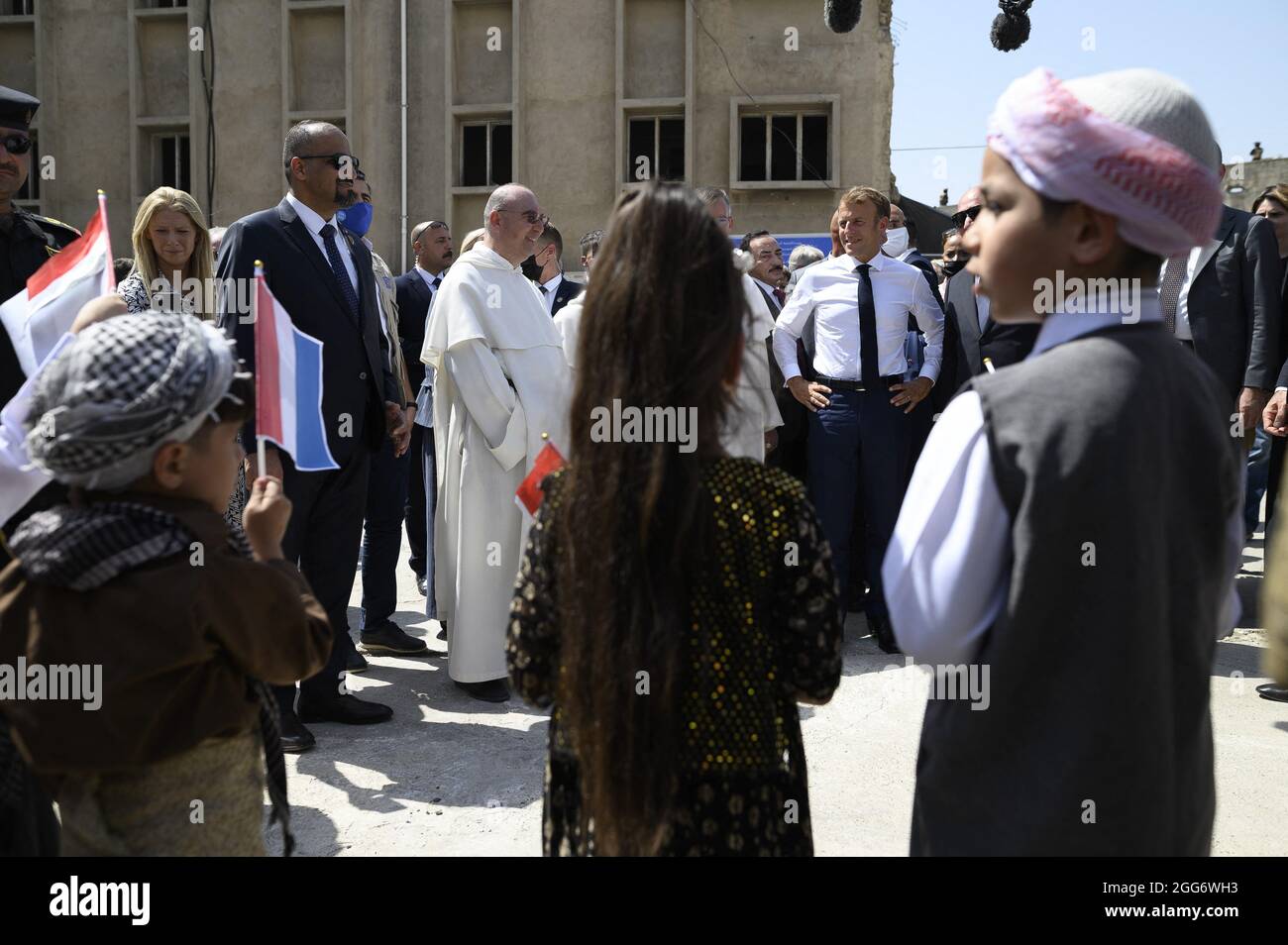 Le président français Emmanuel Macron visite l'église notre-Dame de l'heure avec le père dominicain Olivier Poquillon dans la deuxième ville irakienne de Mossoul, dans la province de Ninive, au nord du pays, le 29 août 2021. Photo par Eliot Blondt/ABACAPRESS.COM. Banque D'Images