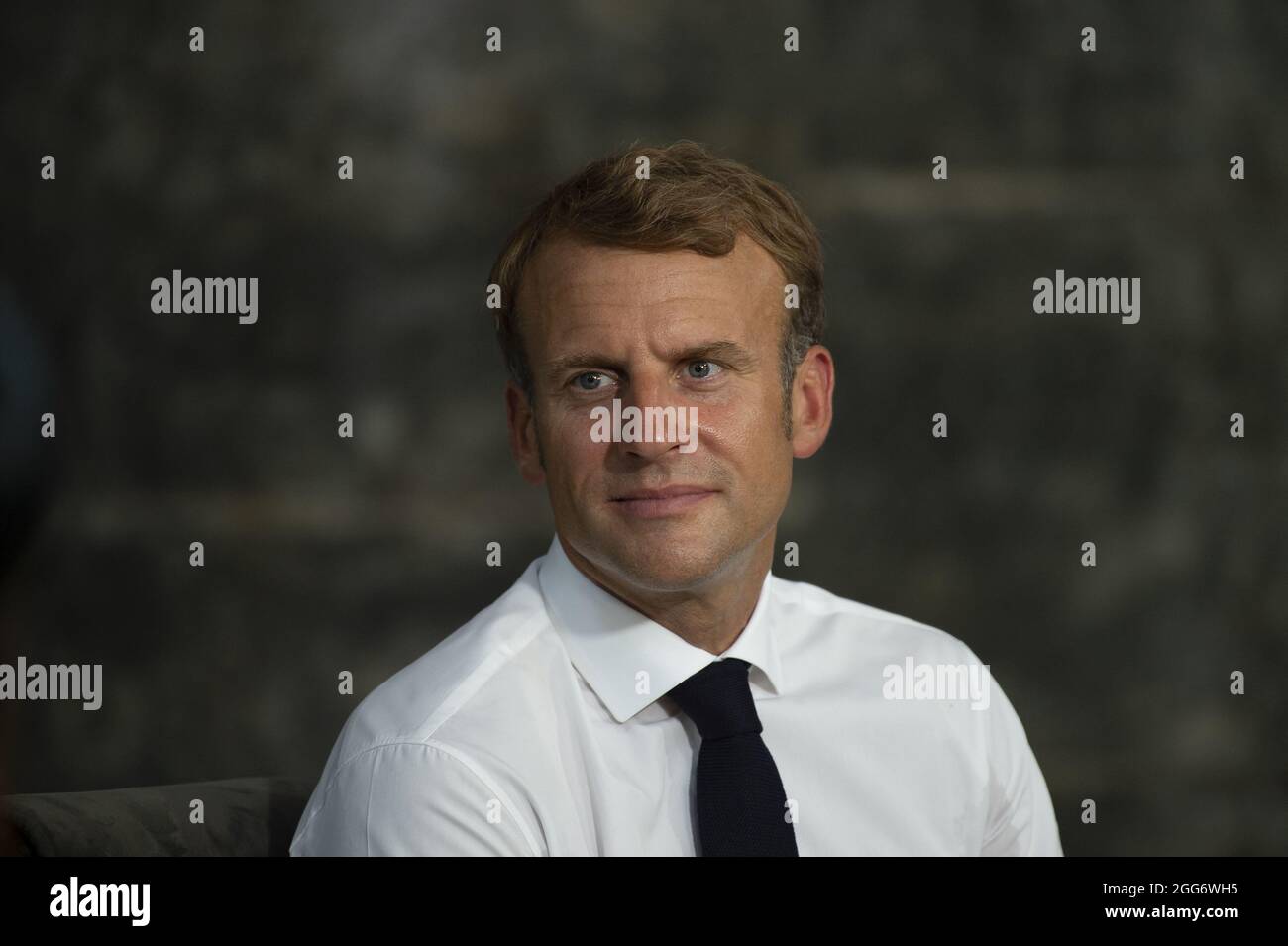 Le président français Emmanuel Macron parle avec les prêtres lors d'une visite de l'église notre-Dame de l'heure dans la deuxième ville irakienne de Mossoul, dans la province de Ninive, au nord du pays, le 29 août 2021. Photo par Eliot Blondt/ABACAPRESS.COM. Banque D'Images