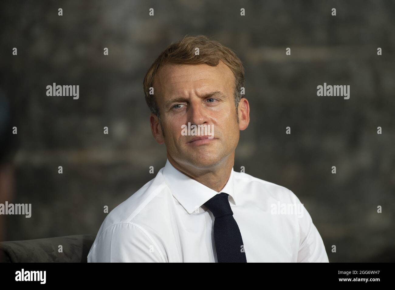 Le président français Emmanuel Macron parle avec les prêtres lors d'une visite de l'église notre-Dame de l'heure dans la deuxième ville irakienne de Mossoul, dans la province de Ninive, au nord du pays, le 29 août 2021. Photo par Eliot Blondt/ABACAPRESS.COM. Banque D'Images