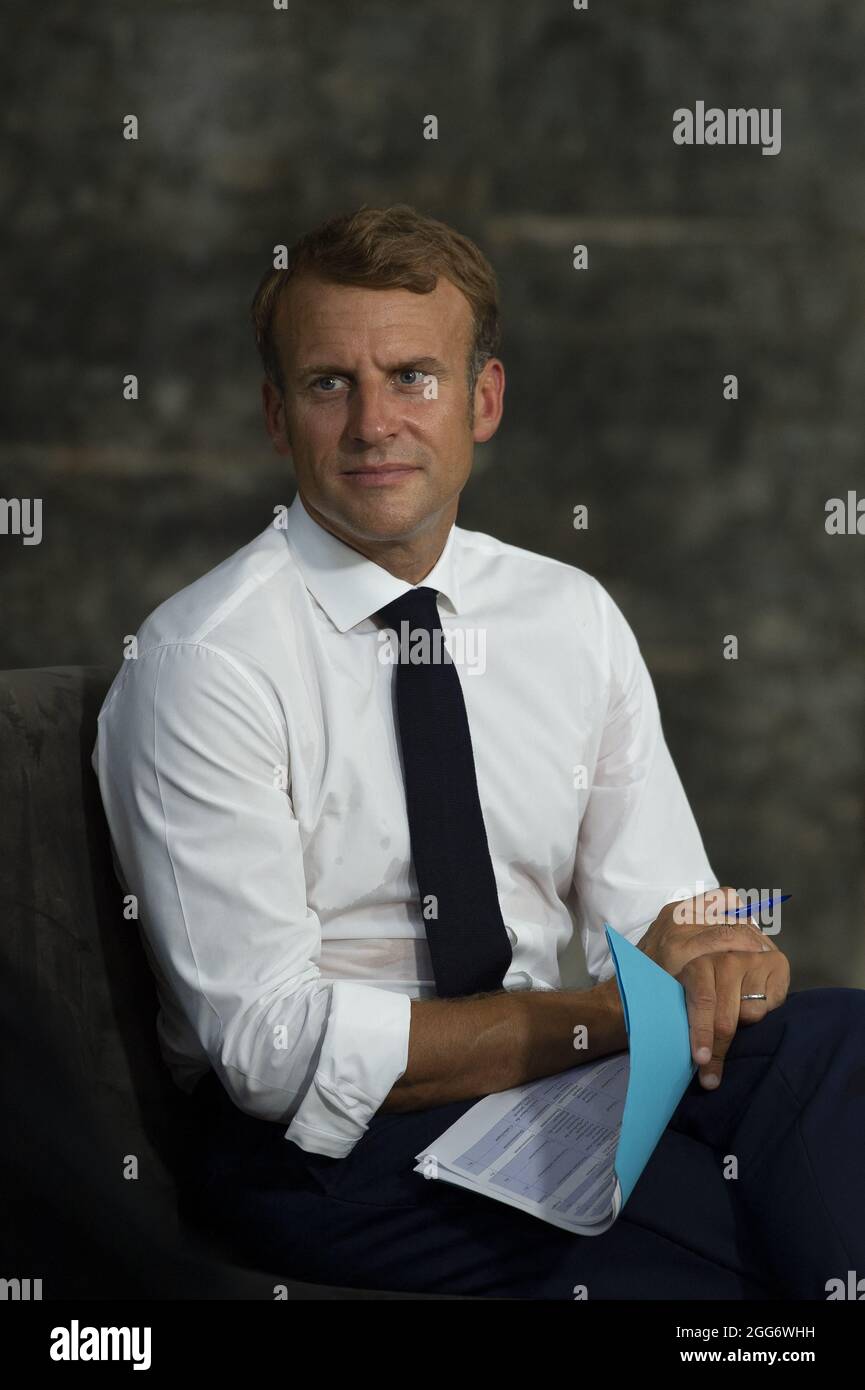 Le président français Emmanuel Macron parle avec les prêtres lors d'une visite de l'église notre-Dame de l'heure dans la deuxième ville irakienne de Mossoul, dans la province de Ninive, au nord du pays, le 29 août 2021. Photo par Eliot Blondt/ABACAPRESS.COM. Banque D'Images