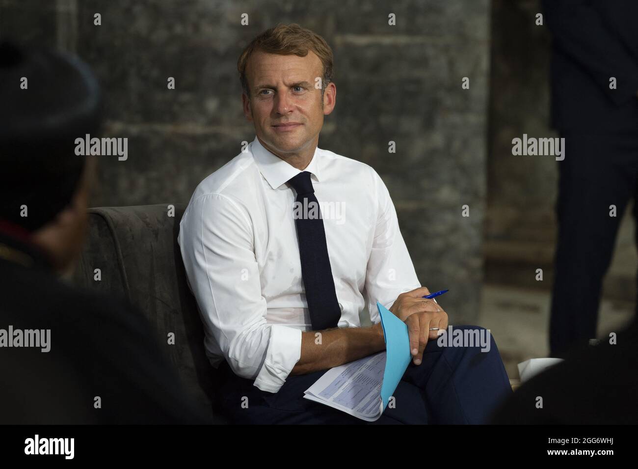 Le président français Emmanuel Macron parle avec les prêtres lors d'une visite de l'église notre-Dame de l'heure dans la deuxième ville irakienne de Mossoul, dans la province de Ninive, au nord du pays, le 29 août 2021. Photo par Eliot Blondt/ABACAPRESS.COM. Banque D'Images