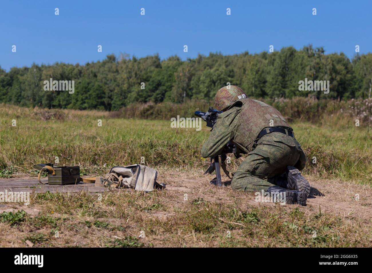 24 août 2018, Ashukino, région de Moscou, Russie: Un soldat en position visant un lanceur de grenade AGS-17, Au cours d'une session de formation de deux semaines de lanceurs de grenades pour les unités militaires du District central des troupes de la Garde nationale russe, les militaires ont consolidé leurs connaissances de la partie technique des lanceurs de grenades AGS-17 et RPG-7 et, à la fin du camp d'entraînement, ont réussi les essais de tir. Contrôler le tir exercice 1 de l'AGS-17 et 2 de RPG-7 tous les lanceurs de grenade ont passé avec des marques élevées. (Credit image: © Mihail Siergiejewicz/SOPA Images via ZUMA Press Wire) Banque D'Images