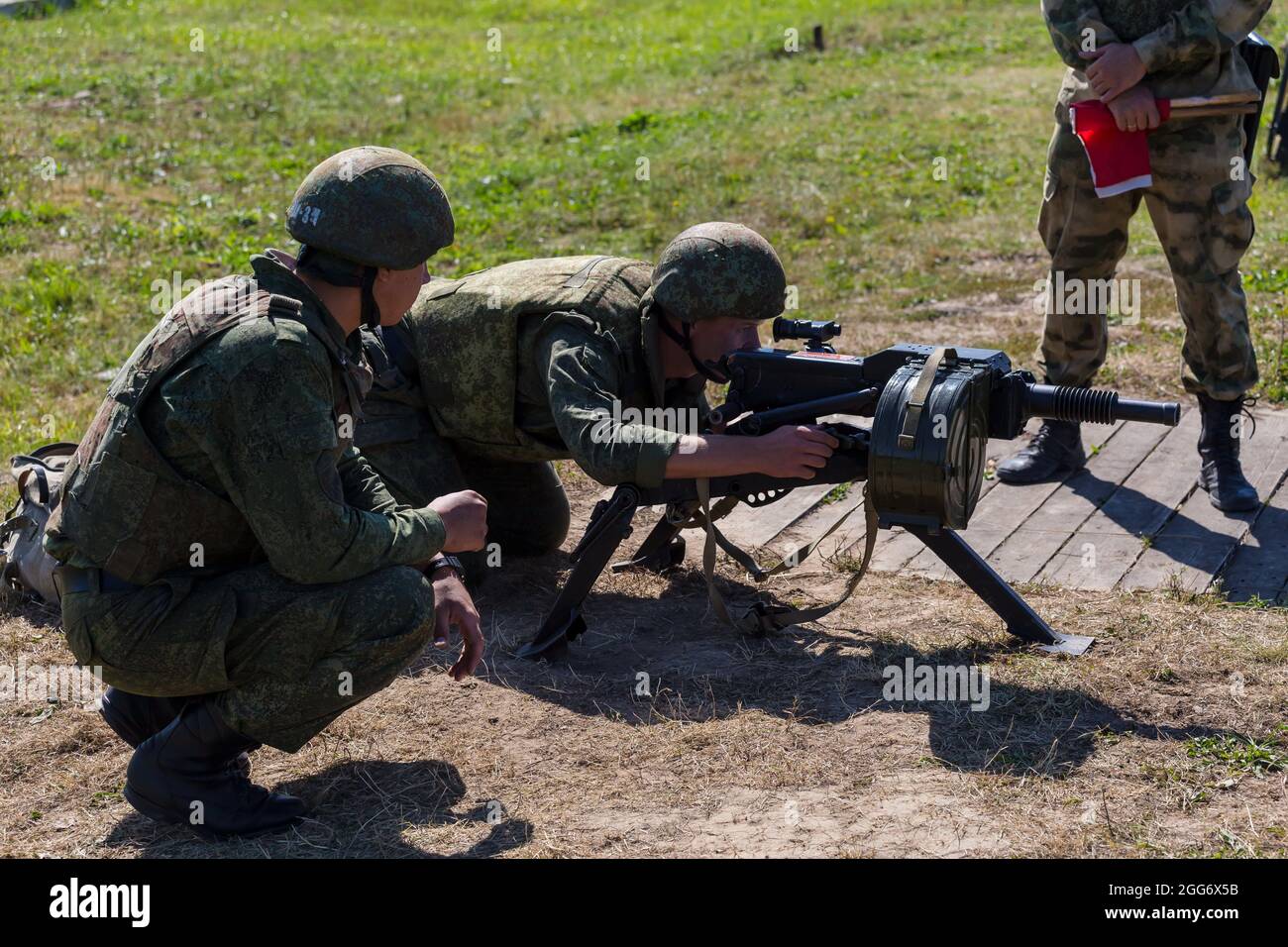 Ashukino, Russie. 23 août 2018. Un soldat en position visant un lanceur de grenade AGS-17, au cours d'une session d'entraînement de deux semaines de lanceurs de grenades pour les unités militaires du District central des troupes de la Garde nationale russe. Les militaires ont consolidé leurs connaissances de la partie technique des lanceurs de grenade AGS-17 et RPG-7 et, à la fin du camp d'entraînement, a réussi les essais de tir. Contrôler le tir exercice 1 de l'AGS-17 et 2 de RPG-7 tous les lanceurs de grenade ont passé avec des marques élevées. Crédit : SOPA Images Limited/Alamy Live News Banque D'Images