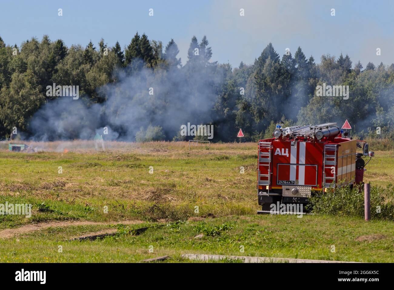 Ashukino, Russie. 23 août 2018. Un camion d'incendie en service dans la décharge, au cours d'une session de formation de deux semaines de lanceurs de grenades pour les unités militaires du District central des troupes de la Garde nationale russe. Les militaires ont consolidé leurs connaissances sur la partie technique des lanceurs de grenades AGS-17 et RPG-7 et, à la fin du camp d'entraînement, a réussi les essais de tir. Contrôler le tir exercice 1 de l'AGS-17 et 2 de RPG-7 tous les lanceurs de grenade ont passé avec des marques élevées. Crédit : SOPA Images Limited/Alamy Live News Banque D'Images