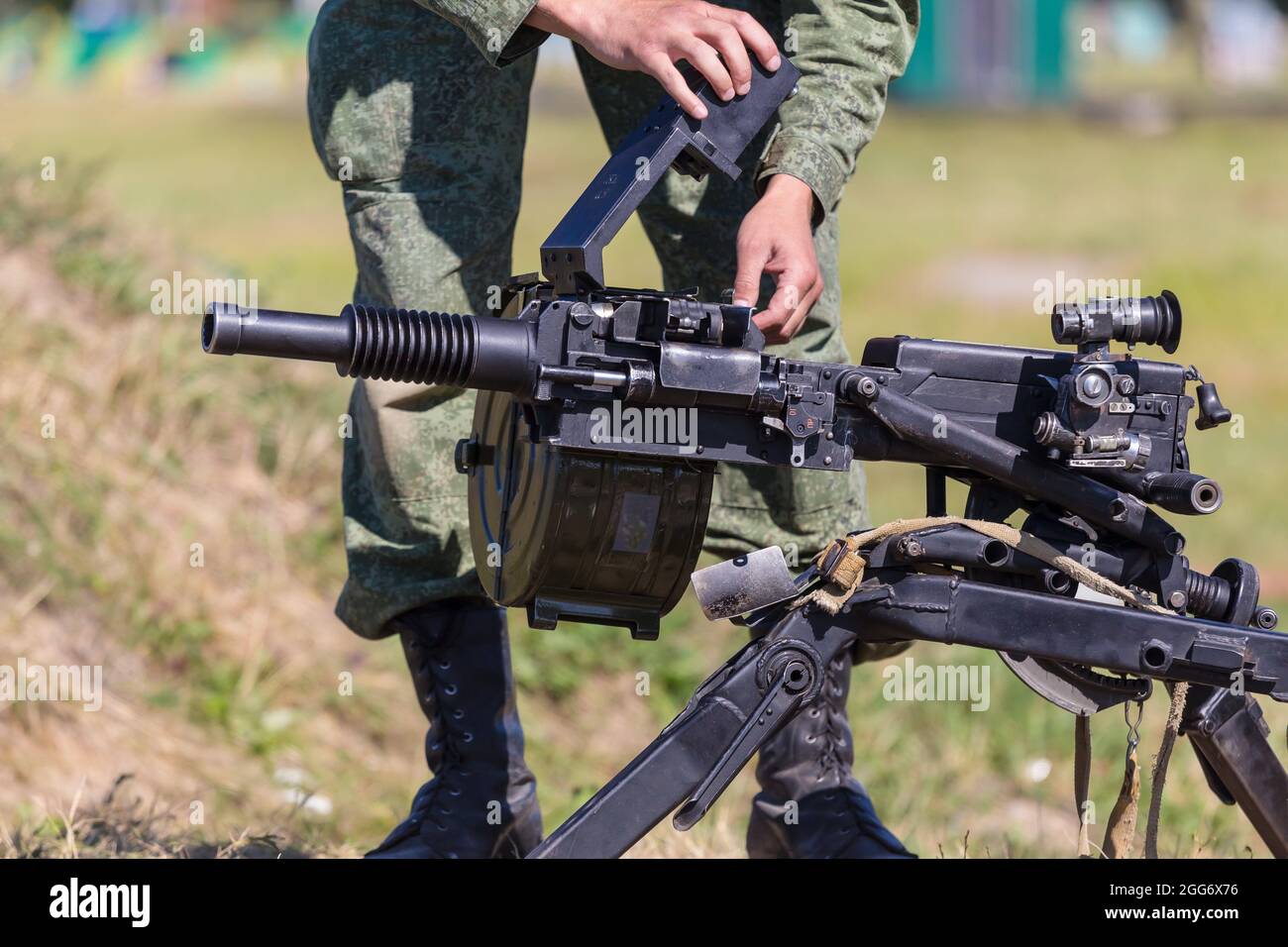 24 août 2018, Ashukino, région de Moscou, Russie: Lance-grenade AGS-17 avec couvercle surélevé, Au cours d'une session de formation de deux semaines de lanceurs de grenades pour les unités militaires du District central des troupes de la Garde nationale russe, les militaires ont consolidé leurs connaissances de la partie technique des lanceurs de grenades AGS-17 et RPG-7 et, à la fin du camp d'entraînement, ont réussi les essais de tir. Contrôler le tir exercice 1 de l'AGS-17 et 2 de RPG-7 tous les lanceurs de grenade ont passé avec des marques élevées. (Credit image: © Mihail Siergiejewicz/SOPA Images via ZUMA Press Wire) Banque D'Images