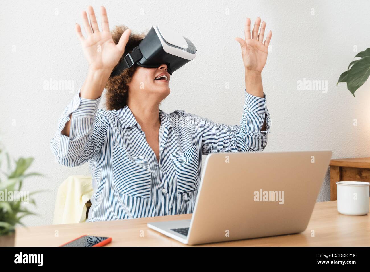 Femme africaine senior utilisant un casque de réalité virtuelle vr au bureau à domicile - tendance technologique et concept de style de vie - Focus sur la bouche Banque D'Images
