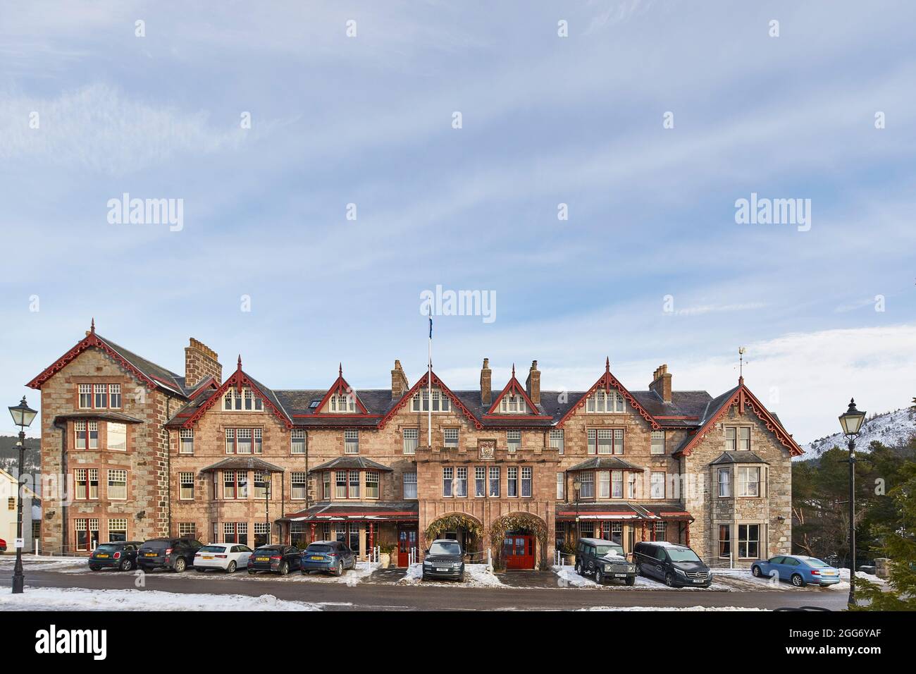 Extérieur du bâtiment avec parking. Fife Arms, Braemar, Royaume-Uni. Architecte: Moxon, 2019. Banque D'Images