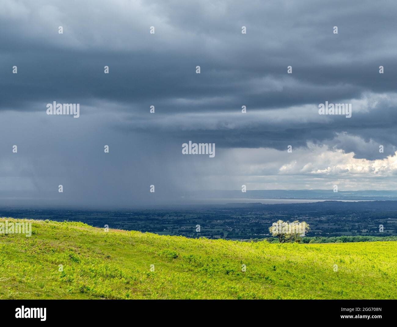 Les nuages de pluie s'approchent de Black vers le point le plus élevé des collines de Mendip dans le Somerset au Royaume-Uni Banque D'Images