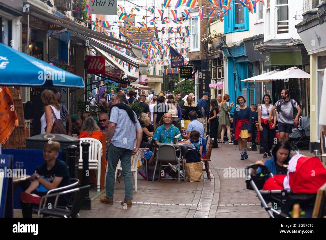 Hastings, East Sussex, Royaume-Uni.29 août 2021.Bank Holiday Sunday est occupé à Hastings, sur la côte sud-est, car les visiteurs se dispensent de leur masque de visage en marchant le long des boutiques de George Street dans la vieille ville.Crédit photo : Paul Lawrenson /Alay Live News Banque D'Images