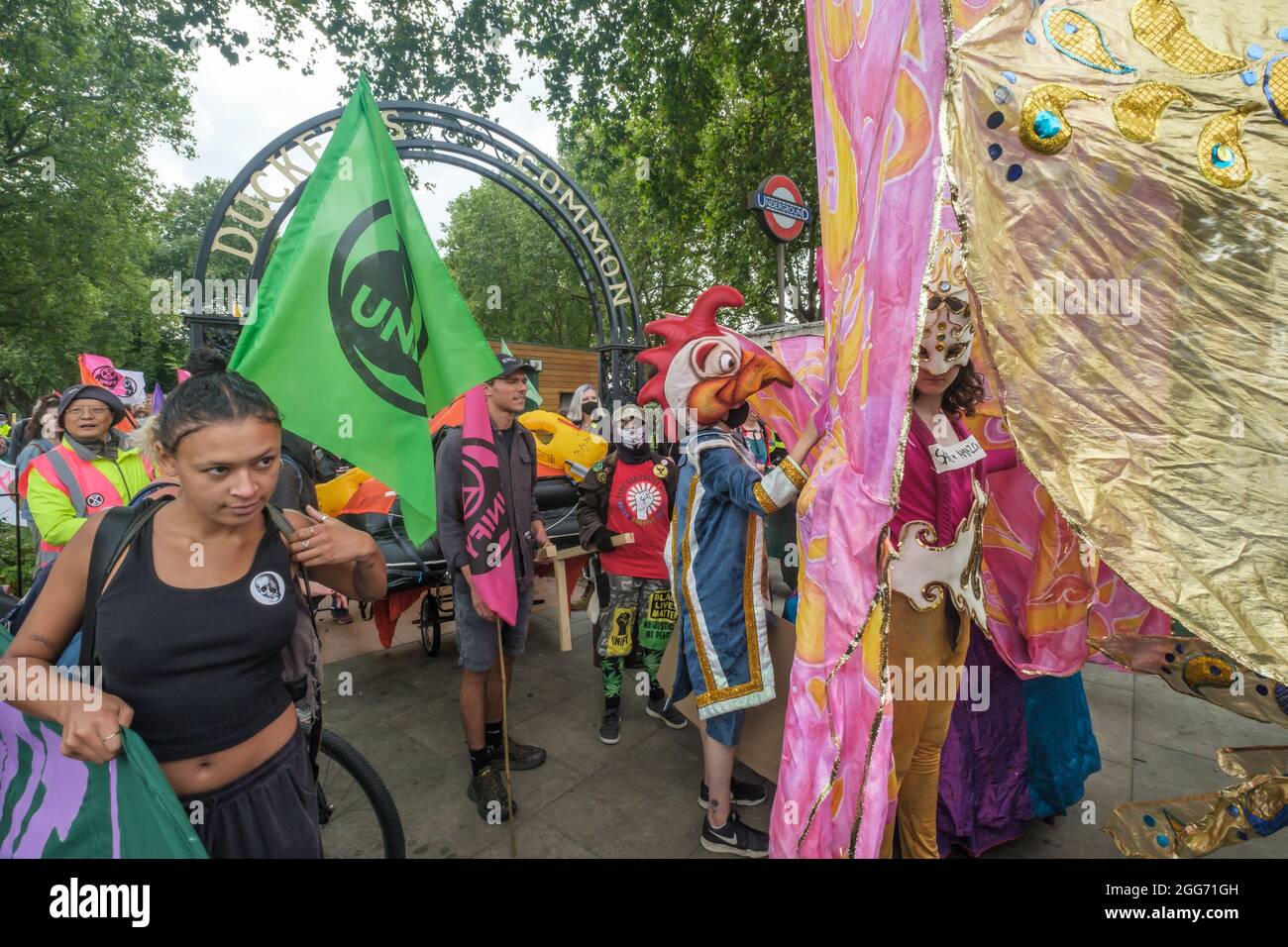 Londres, Royaume-Uni. 29 août 2021. Le Carnaval pour la justice climatique, organisé par le BIPOC (Noir, indigène, peuple de couleur), dirigé par le groupe XR Unify dans le cadre de l'extinction la rébellion de la rébellion s'est réunie au commun de Duckett à Haringey pour mars à Finsbury Park dans une célébration de l'art mondial, de la nourriture, danse et histoires contre l'industrie des combustibles fossiles et la dégradation du climat. Peter Marshall/Alay Live News. Banque D'Images