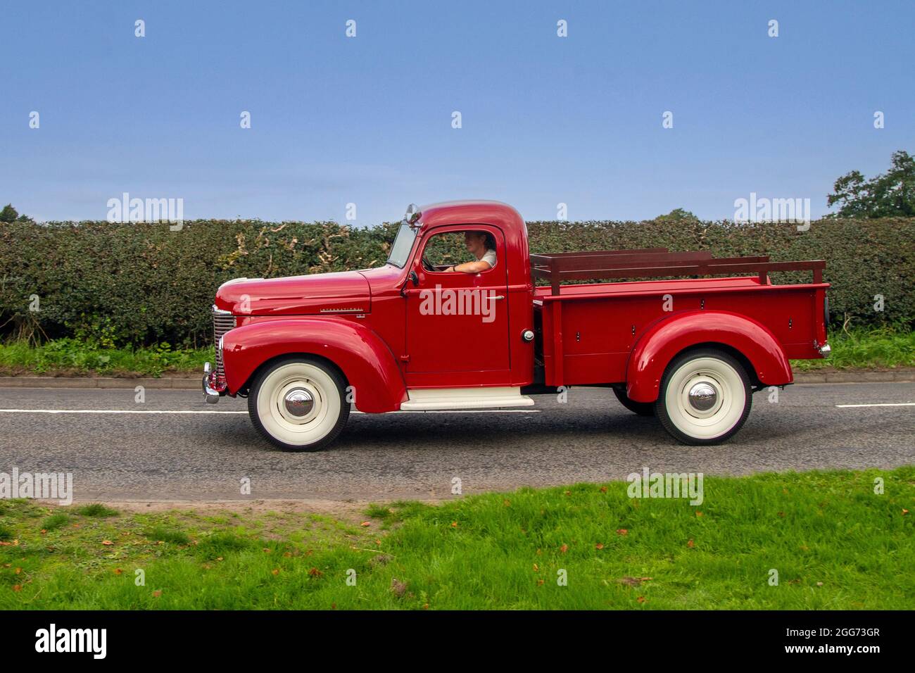 1949 40s années quarante rouge international KB pick-up série en route vers Capesthorne Hall classique du mois d'août car show, Cheshire, Royaume-Uni Banque D'Images