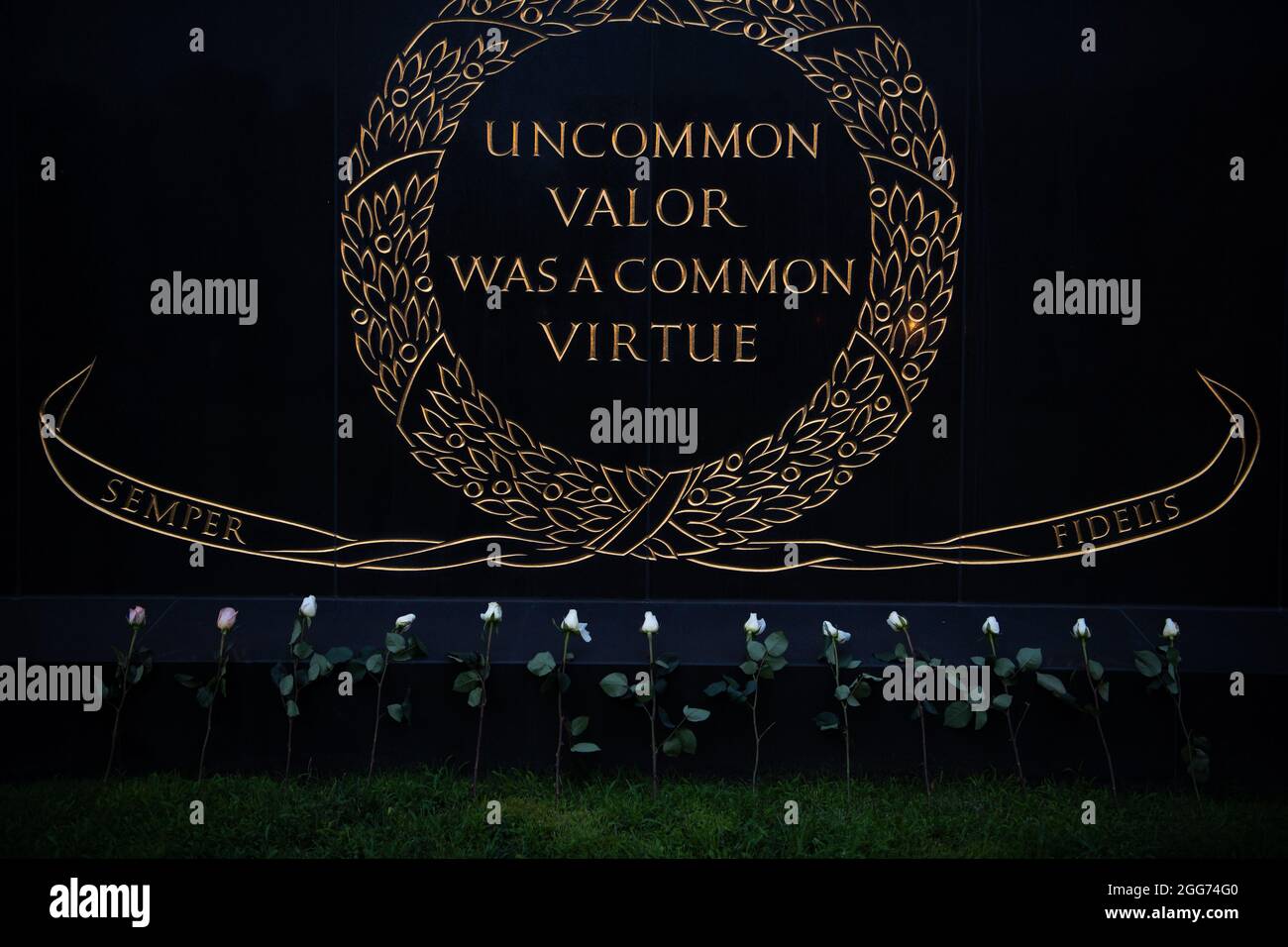 Treize roses, deux roses et onze blanches, reposent sur le piédestal du Mémorial de la guerre du corps des Marines des États-Unis, Arlington, Virginie, le 28 août 2021, Représentant les treize membres du service américain qui ont perdu la vie tout en aidant les non-combattants à effectuer des contrôles d'évacuation à Abbey Gate de l'aéroport international de Hamid Karzaï à Kaboul, en Afghanistan. (É.-U. Photo du corps marin par le sergent d'état-major. Kelly L. Timney) Banque D'Images