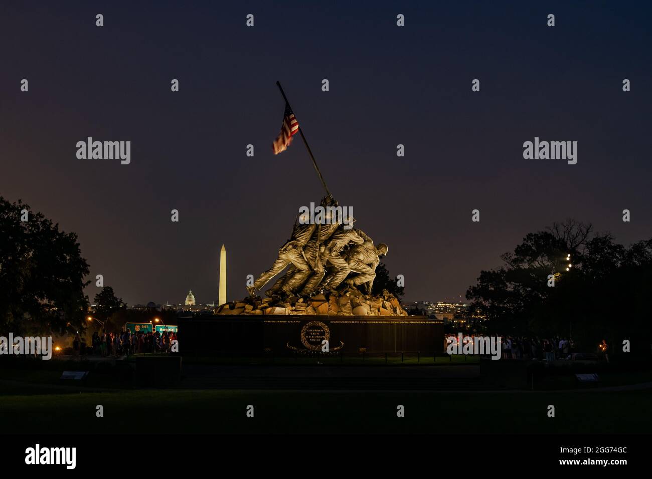 Des membres du service américain, des anciens combattants et des personnes de la région de la capitale nationale assistent à une veillée aux chandelles au Monument commémoratif de guerre du corps des Marines des États-Unis le 28 août 2021. Ils se réunissent pour rendre hommage aux 13 membres du service qui ont perdu la vie lors de l'attaque ennemie du 26 août à l'aéroport international Hamid Karzaï de Kaboul, en Afghanistan. (É.-U. Photo du corps marin par le sergent d'état-major. Kelly L. Timney) Banque D'Images