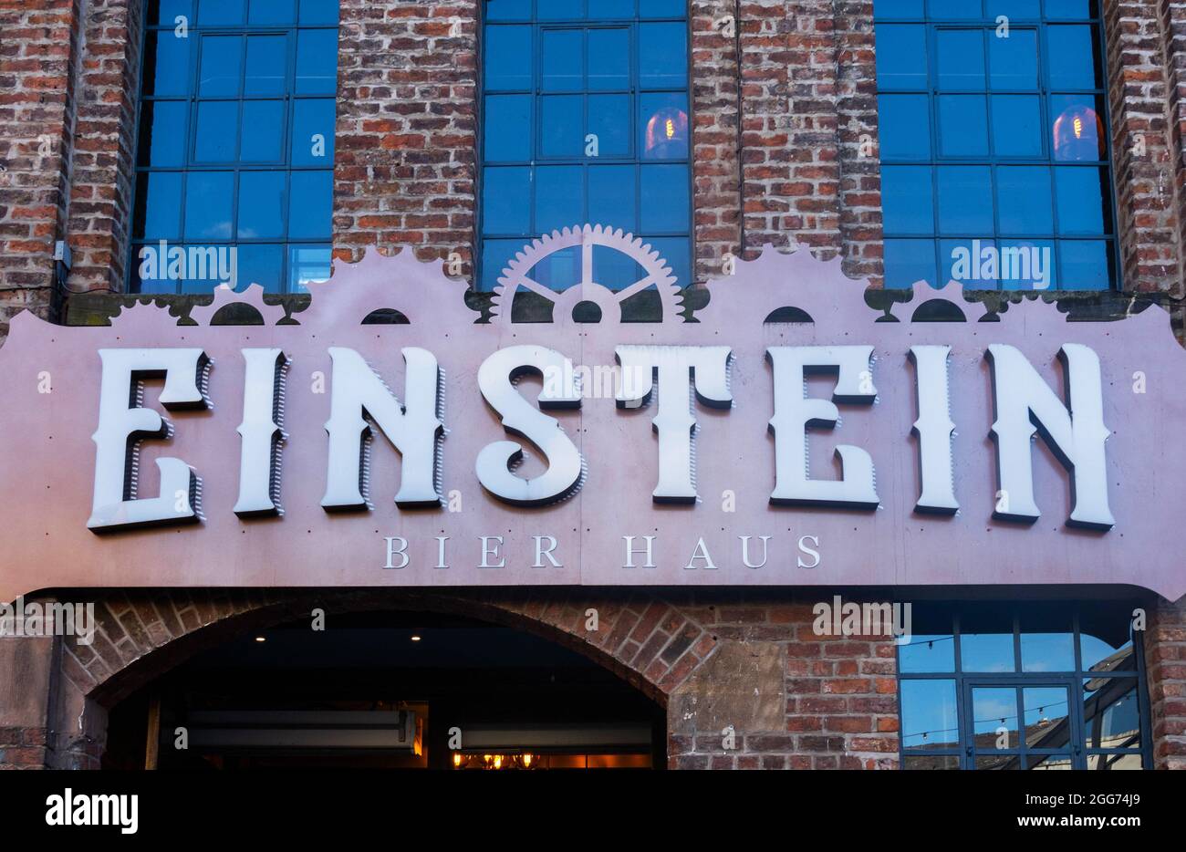 Panneau au-dessus d'une entrée à Einstein Bier Haus, une salle de bière de style allemand à Liverpool Banque D'Images