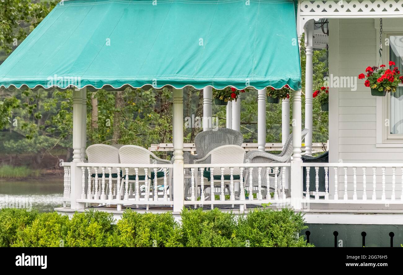 Porche extérieur sur une ancienne maison de Shelter Island Banque D'Images