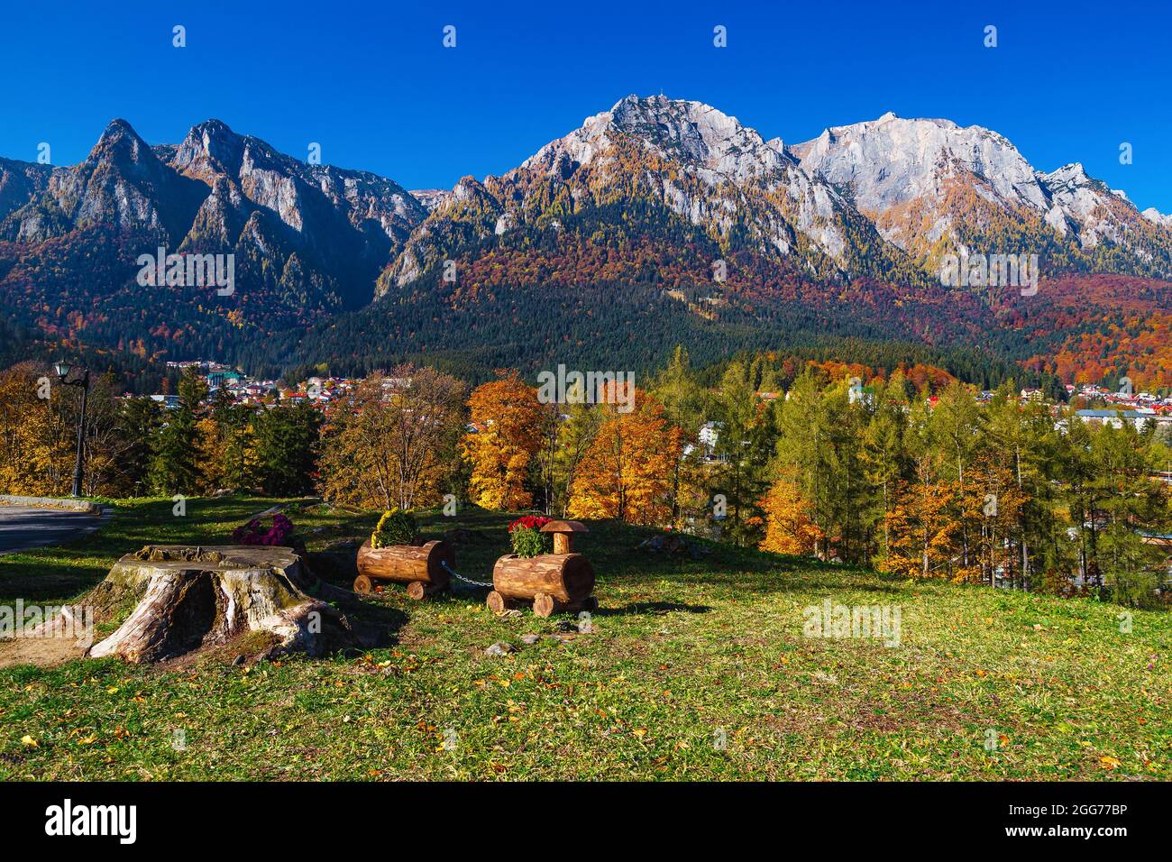 Station touristique de Busteni dans la vallée de Prahova et superbes montagnes de Bucegi en arrière-plan. Fantastique lieu d'excursion en Roumanie, en Europe Banque D'Images