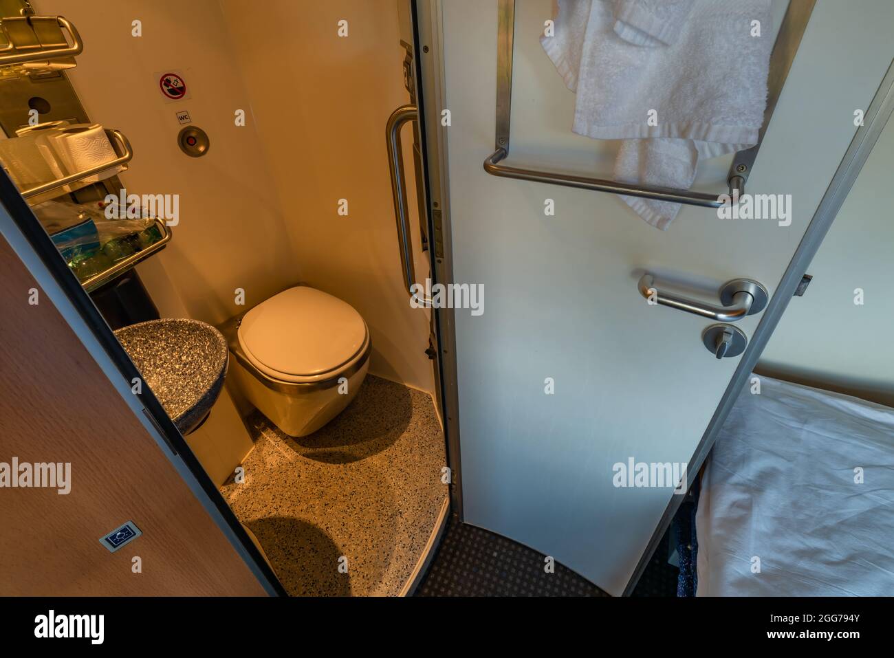 Compartiment de luxe simple en voiture de nuit de Humenne à Prague avec  toilettes et douche Photo Stock - Alamy