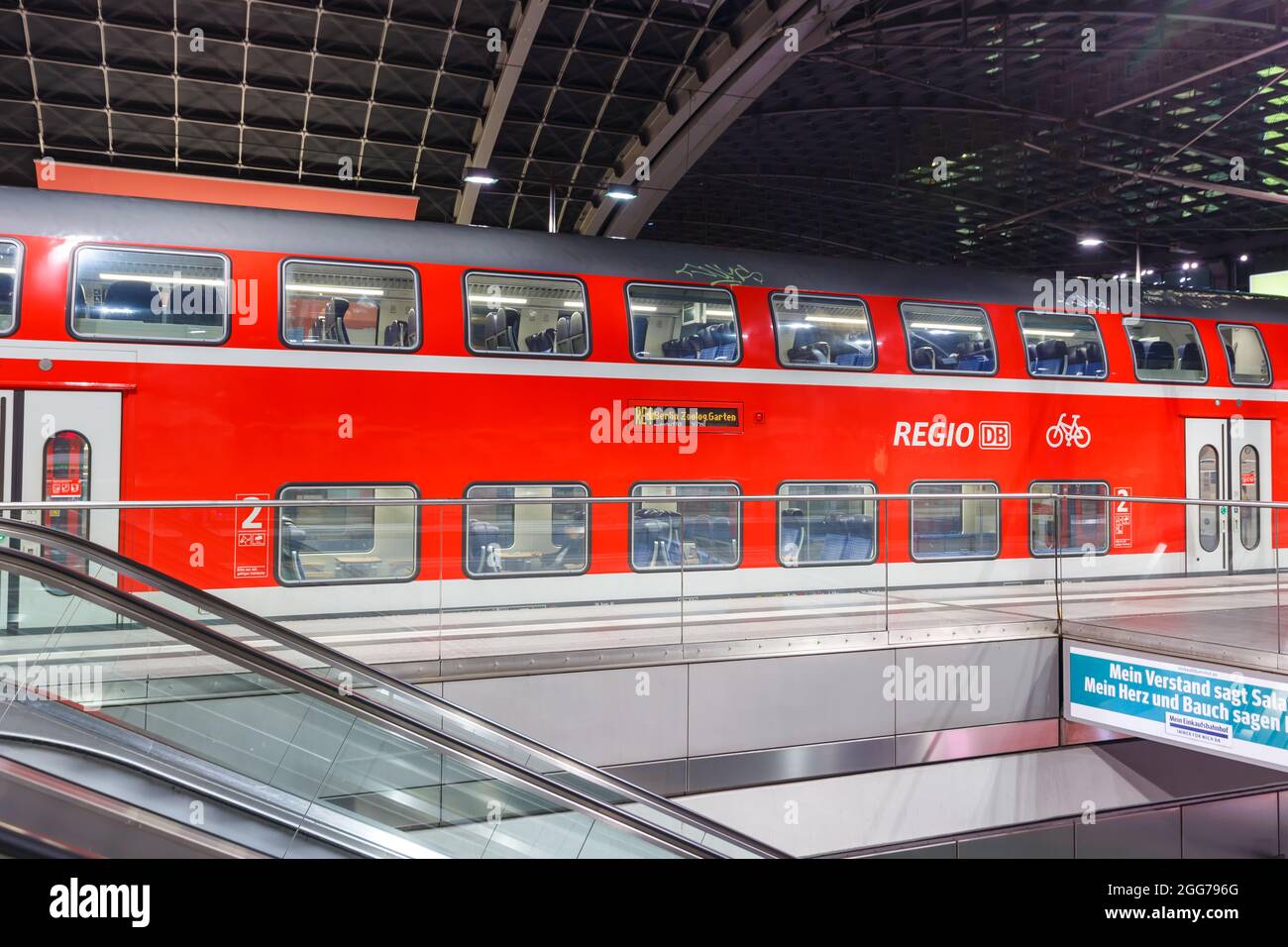 Berlin, Allemagne - 22 avril 2021: Train régional Deutsche Bahn DB Regio à la gare principale de Berlin Hauptbahnhof Hbf en Allemagne. Banque D'Images