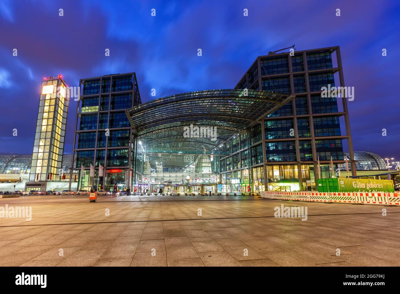 Berlin, Allemagne - 22 avril 2021 : gare centrale de Berlin Hauptbahnhof Hbf train l'architecture moderne au crépuscule en Allemagne. Banque D'Images