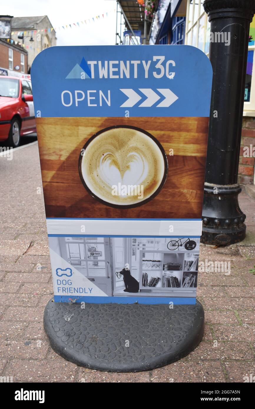 Café-restaurant acceptant les chiens à Stony Stratford High Street. Banque D'Images