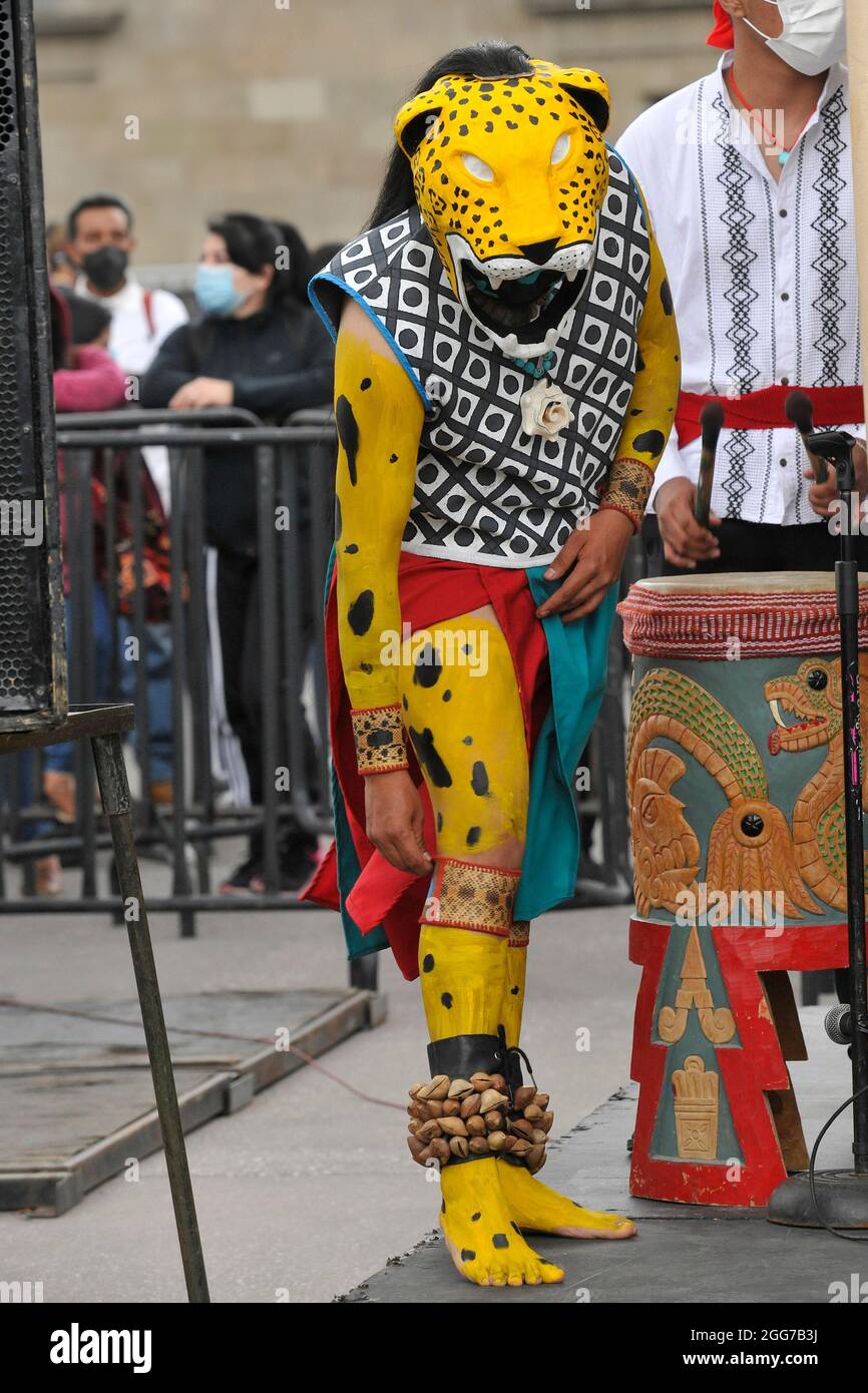 Un homme habillé comme guerrier aztèque prend part à une cérémonie avant le  jeu de balle traditionnel Mexica préhispanique Tlachtli dans le cadre des  célébrations de la résistance indigène à Zocalo le